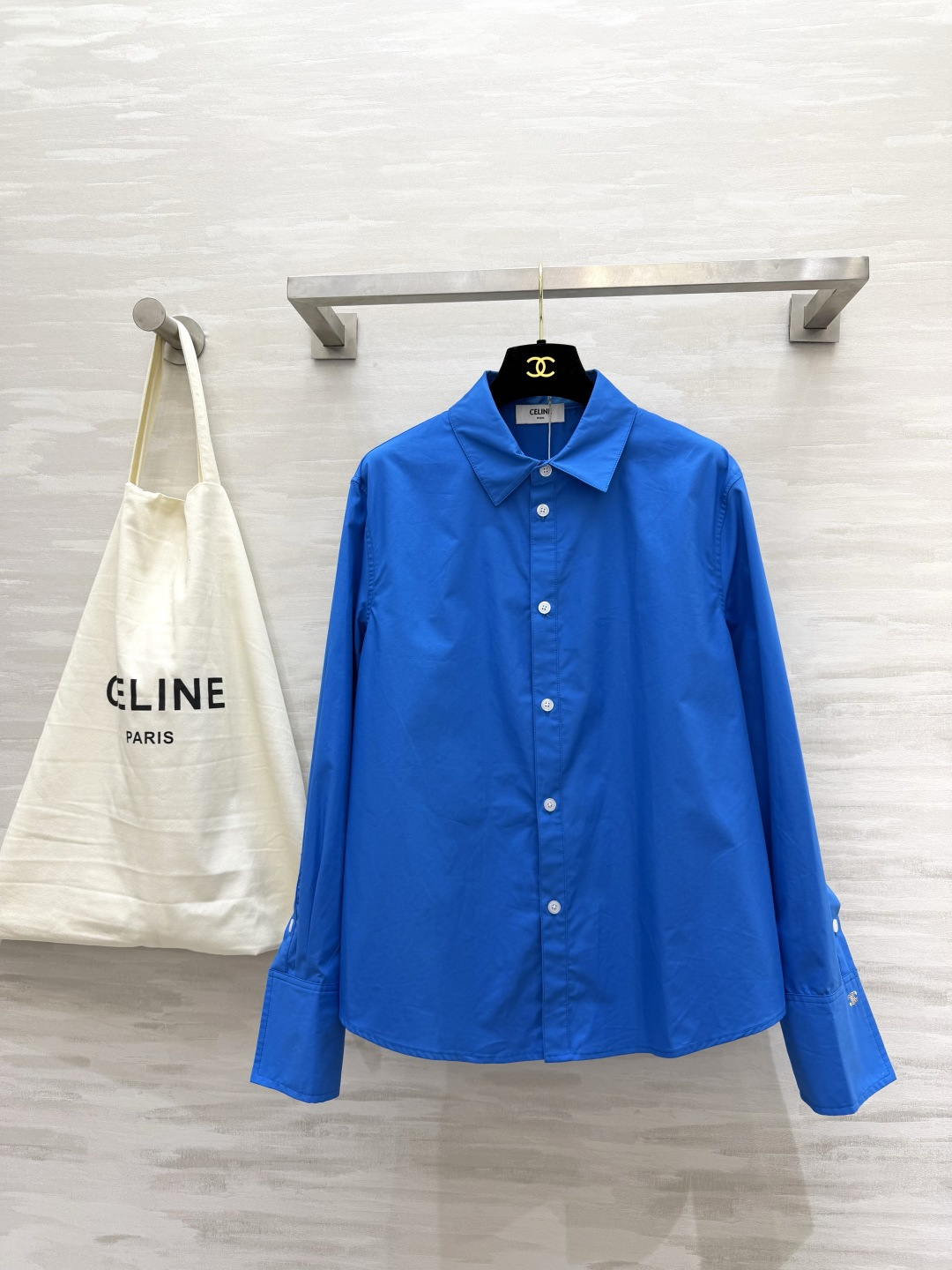 #CELIN♡²⁶氛围感拉满✨自带高级滤镜的克莱因蓝衬衫经典翻领+纯棉挺括面料随便搭配就是法式慵懒风衣橱