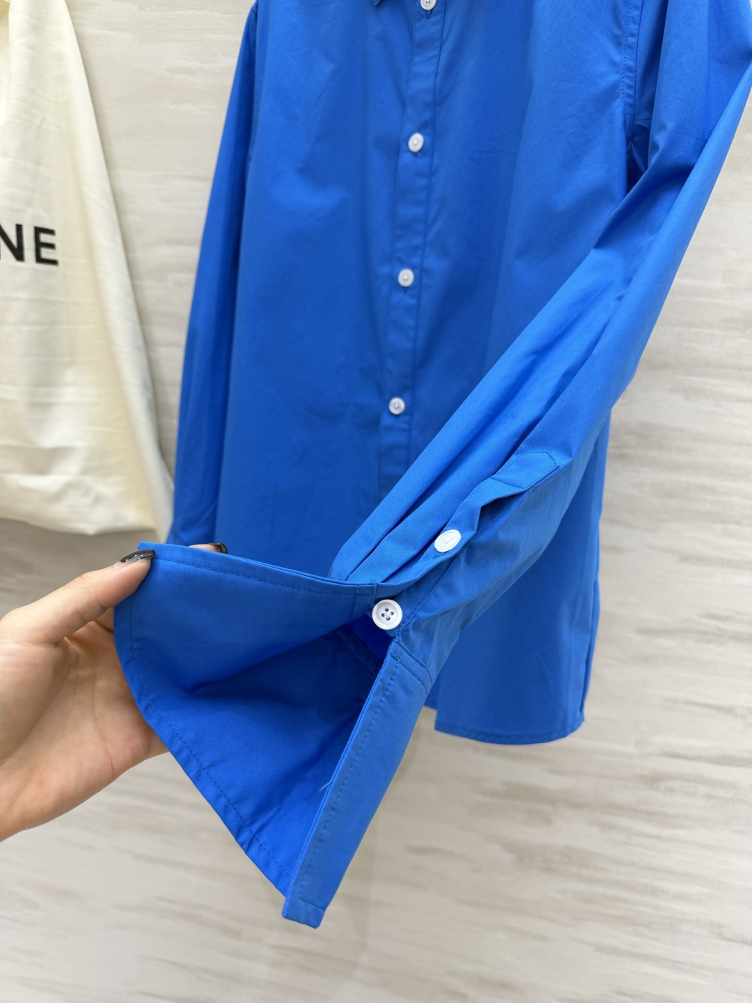 #CELIN♡²⁶氛围感拉满✨自带高级滤镜的克莱因蓝衬衫经典翻领+纯棉挺括面料随便搭配就是法式慵懒风衣橱