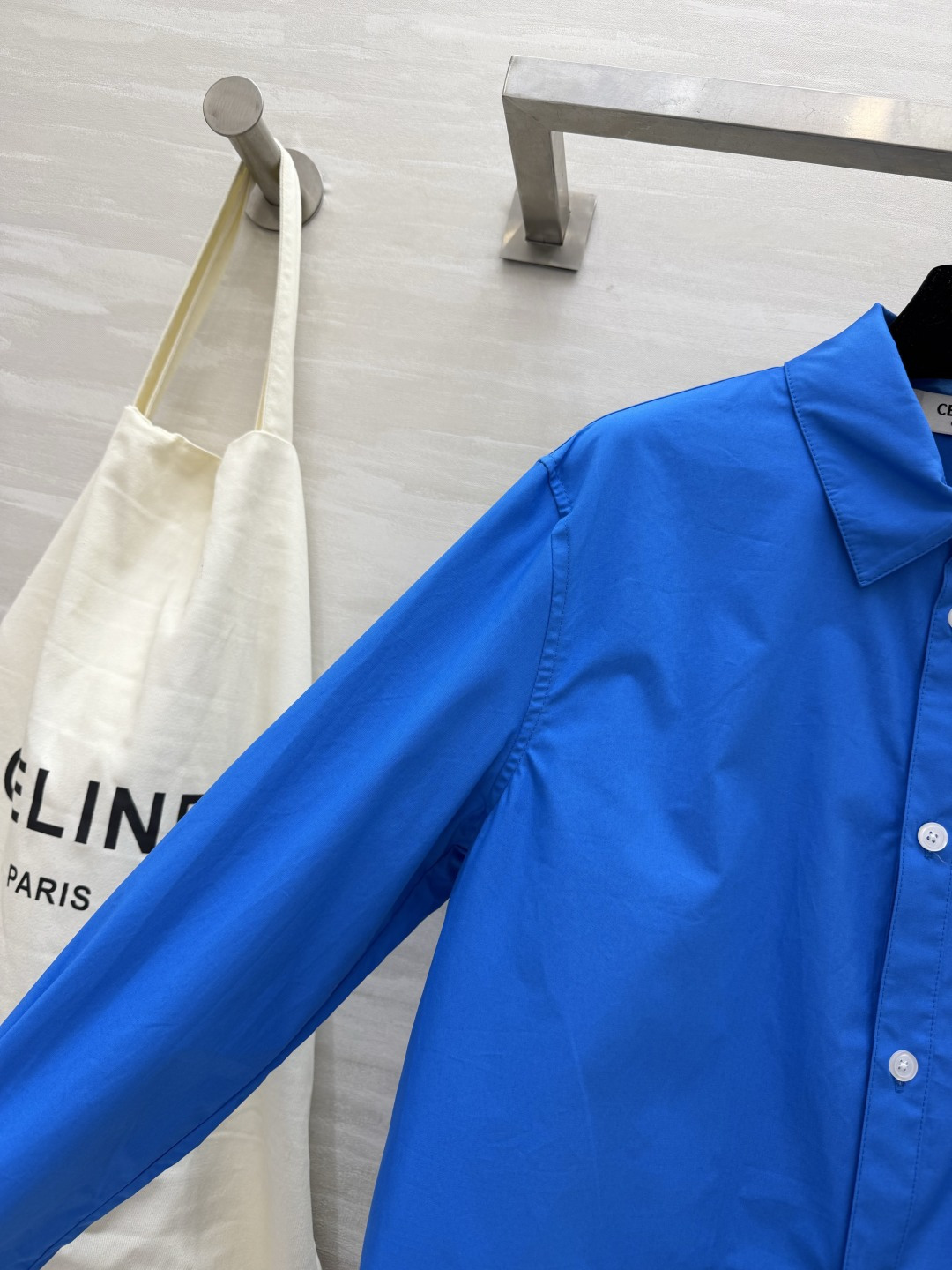 #CELIN♡²⁶氛围感拉满✨自带高级滤镜的克莱因蓝衬衫经典翻领+纯棉挺括面料随便搭配就是法式慵懒风衣橱