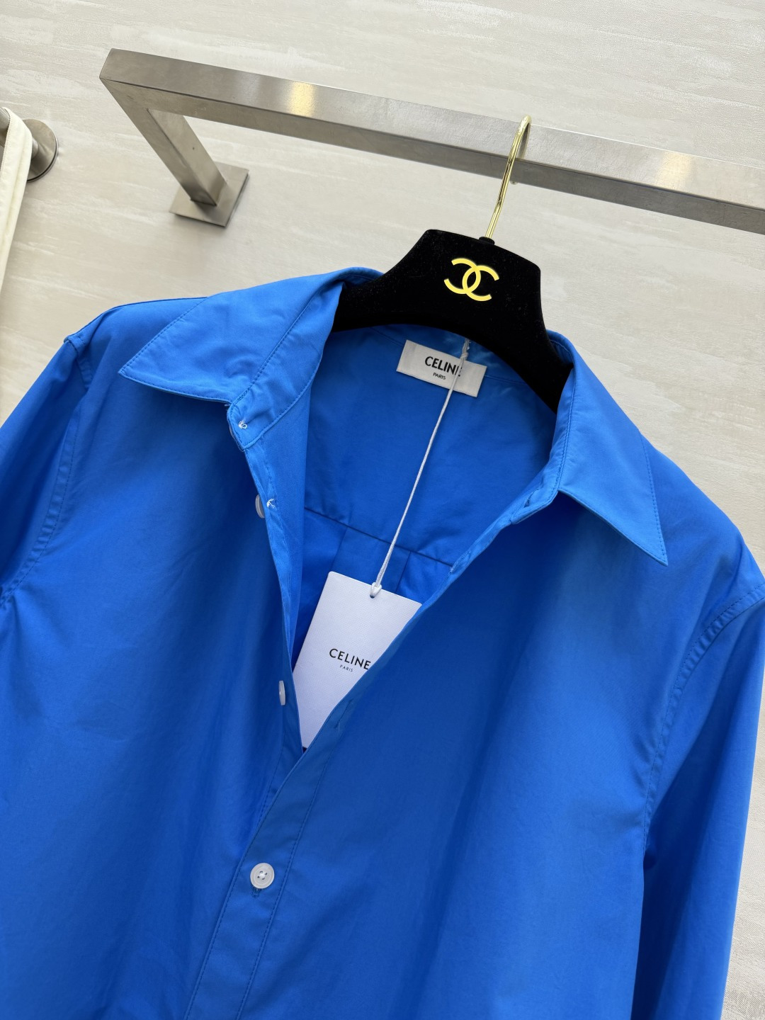 #CELIN♡²⁶氛围感拉满✨自带高级滤镜的克莱因蓝衬衫经典翻领+纯棉挺括面料随便搭配就是法式慵懒风衣橱
