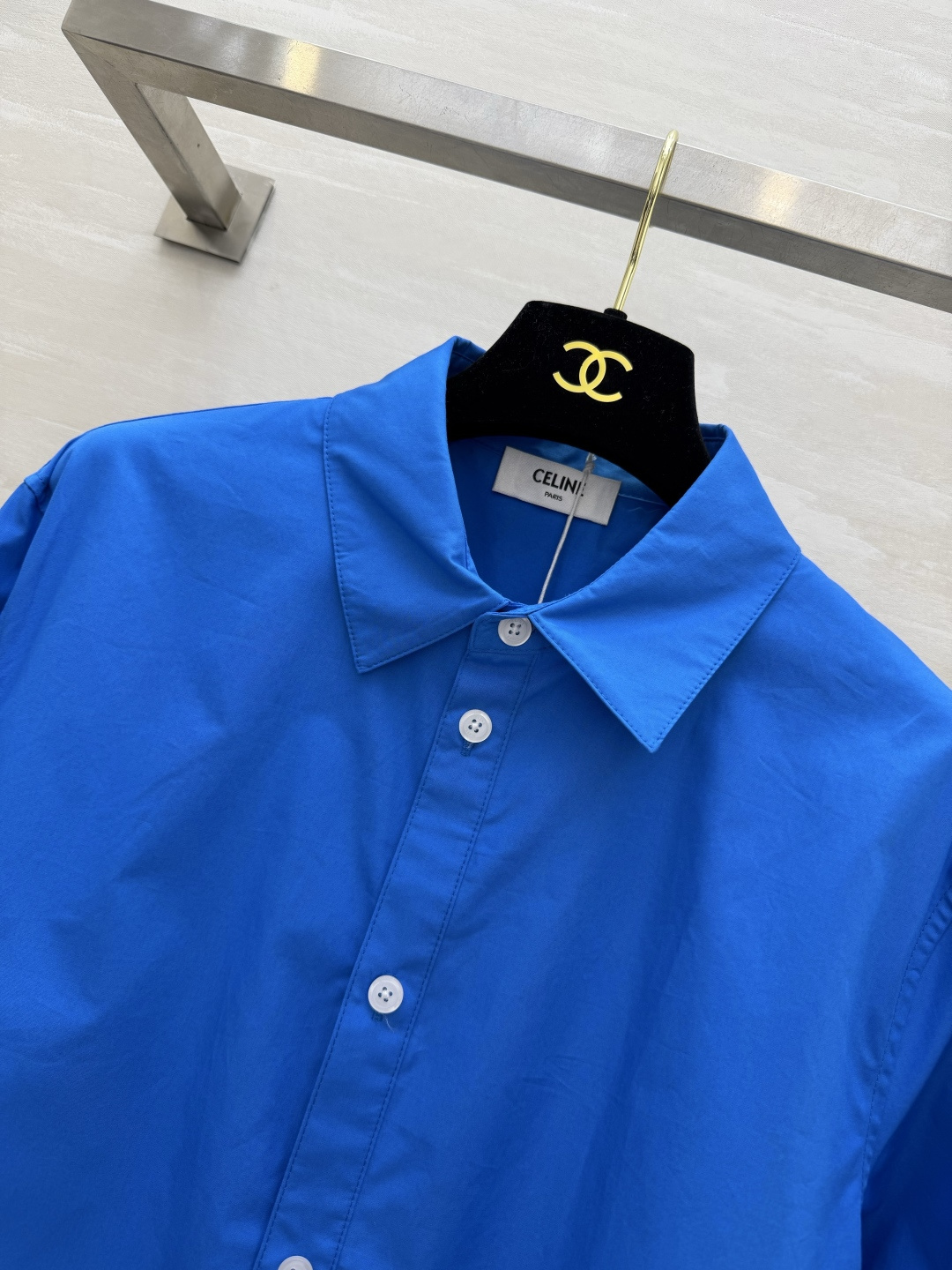#CELIN♡²⁶氛围感拉满✨自带高级滤镜的克莱因蓝衬衫经典翻领+纯棉挺括面料随便搭配就是法式慵懒风衣橱