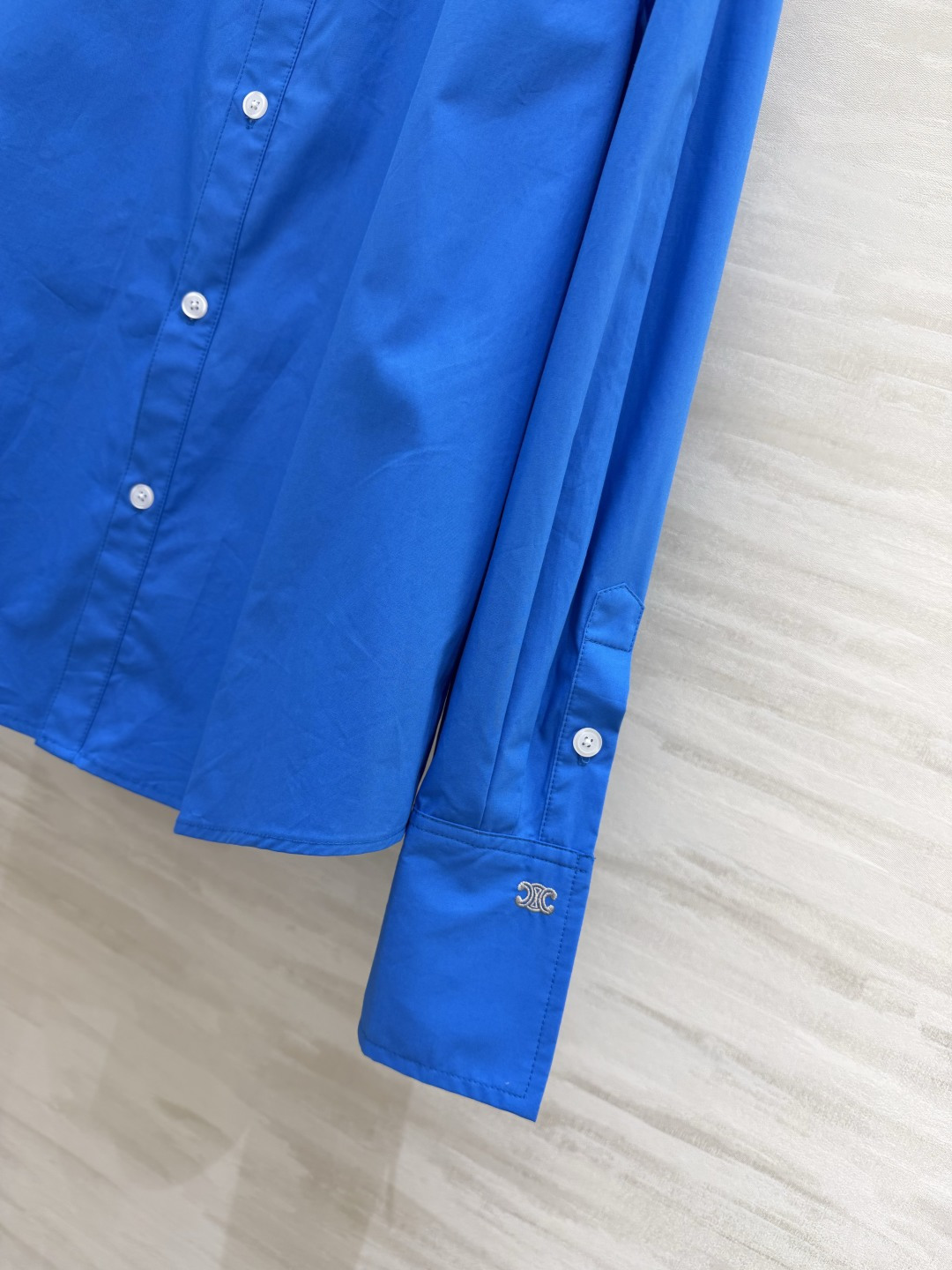 #CELIN♡²⁶氛围感拉满✨自带高级滤镜的克莱因蓝衬衫经典翻领+纯棉挺括面料随便搭配就是法式慵懒风衣橱