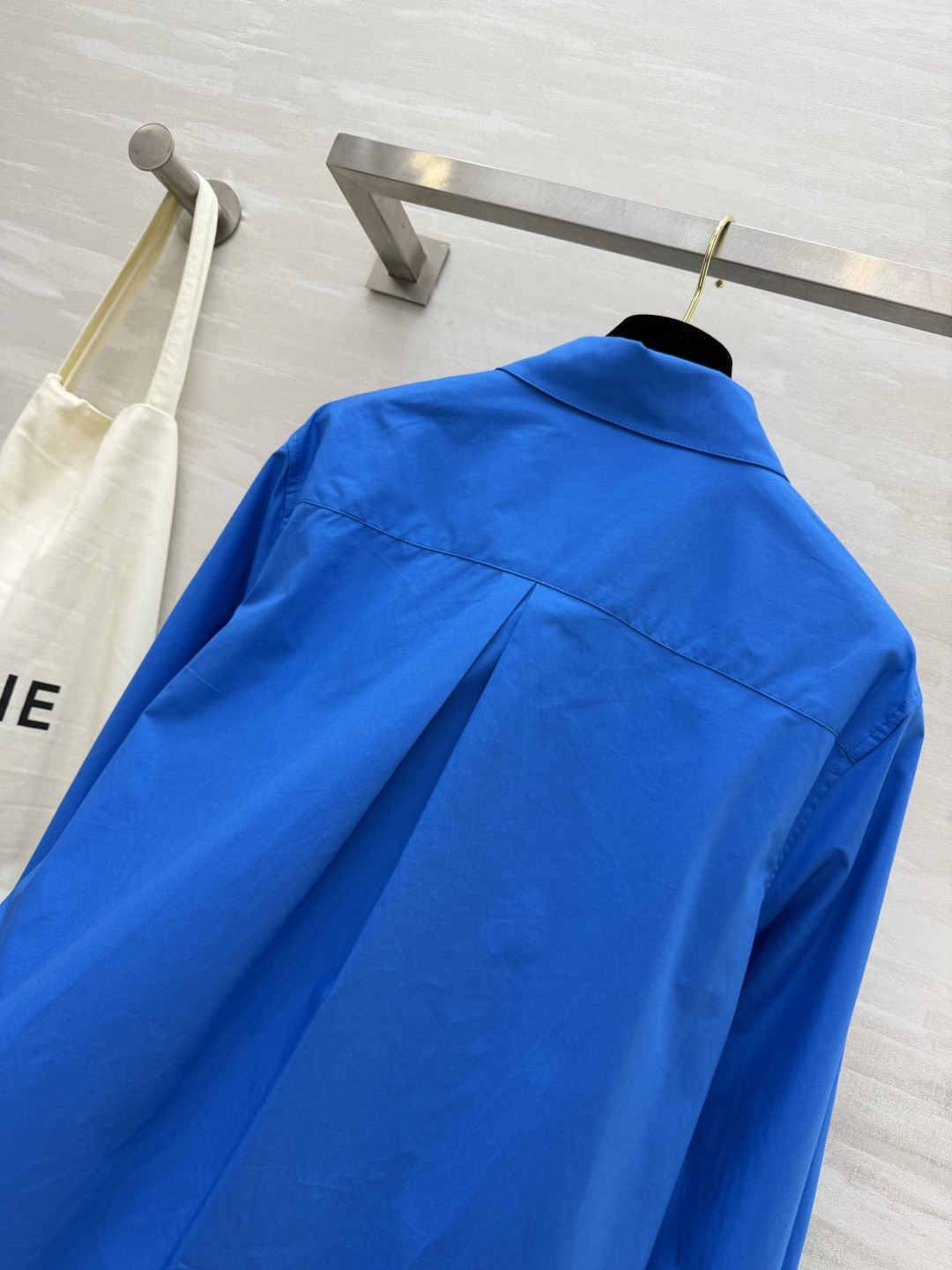 #CELIN♡²⁶氛围感拉满✨自带高级滤镜的克莱因蓝衬衫经典翻领+纯棉挺括面料随便搭配就是法式慵懒风衣橱