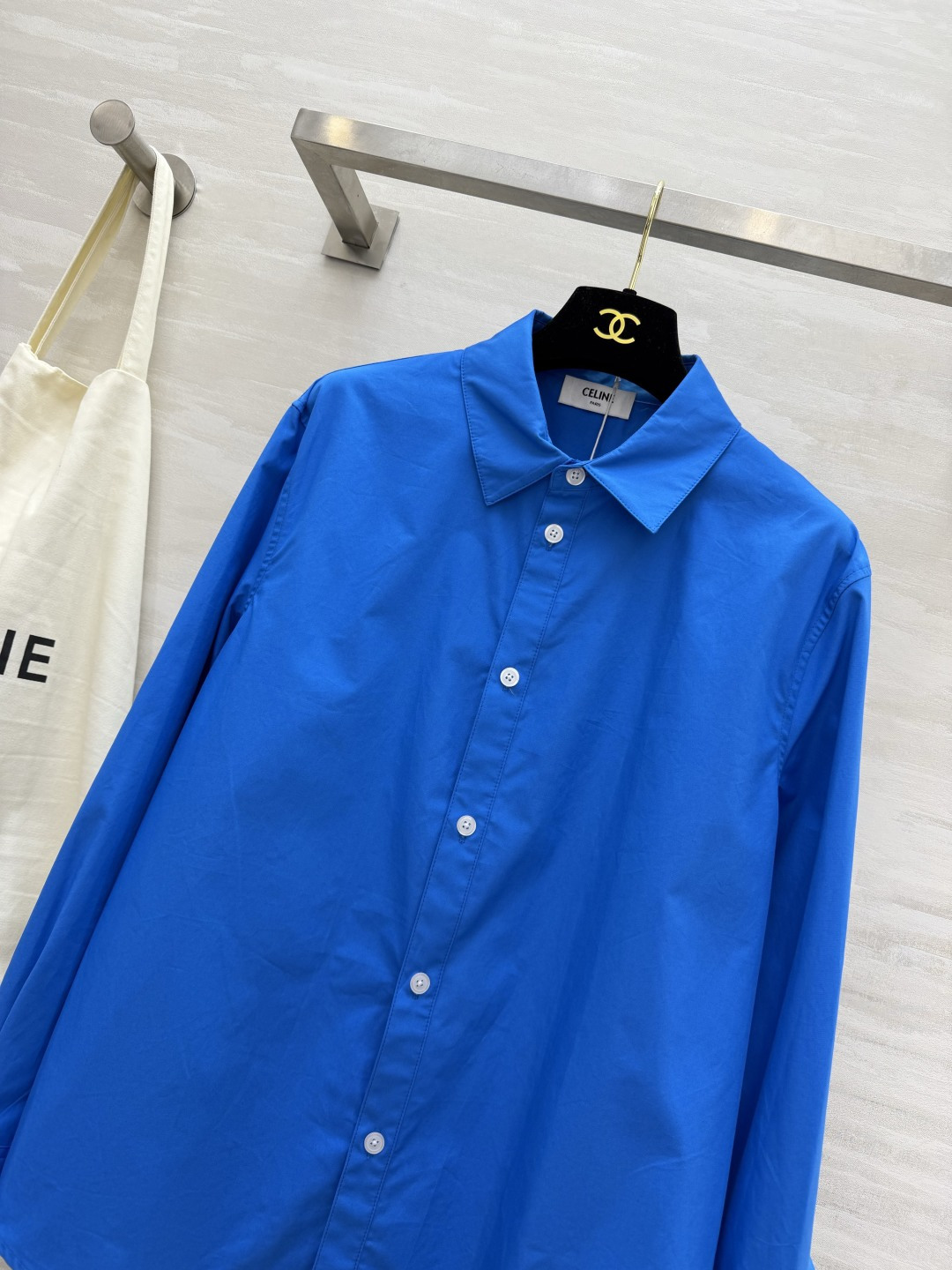 #CELIN♡²⁶氛围感拉满✨自带高级滤镜的克莱因蓝衬衫经典翻领+纯棉挺括面料随便搭配就是法式慵懒风衣橱