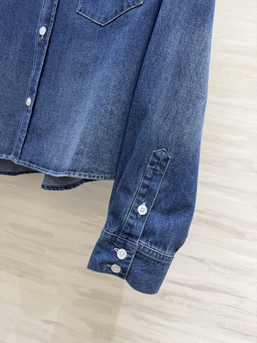 经典Celin♡牛仔衬衫🤎永远穿不腻的法式松弛感软而有型的水洗牛仔面料胸口精致小刺绣低调显贵短款利落剪裁