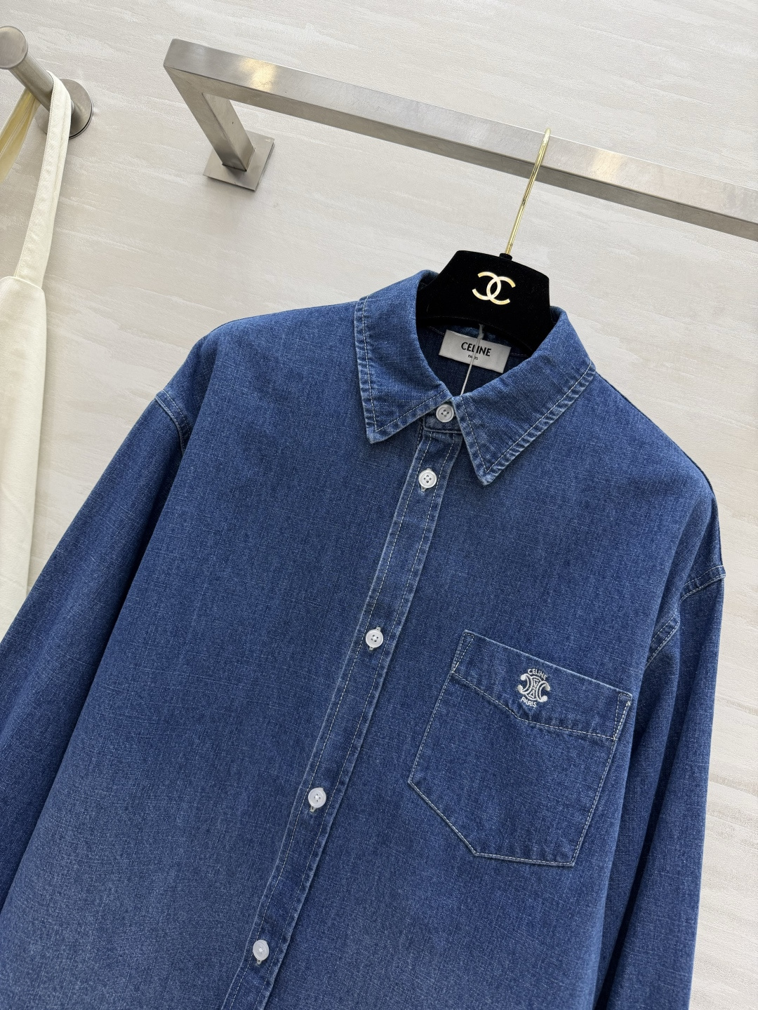 经典Celin♡牛仔衬衫🤎永远穿不腻的法式松弛感软而有型的水洗牛仔面料胸口精致小刺绣低调显贵短款利落剪裁