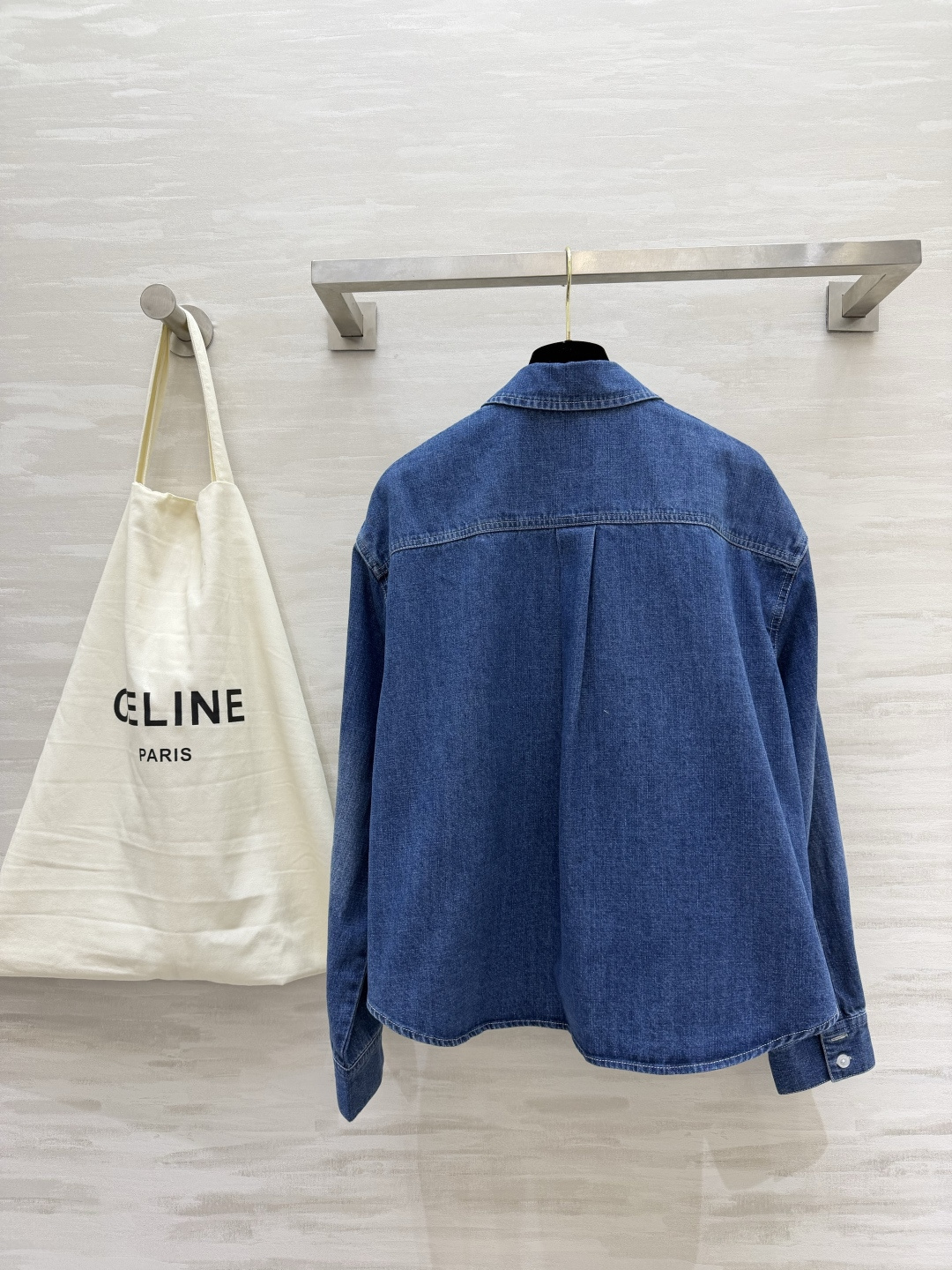 经典Celin♡牛仔衬衫🤎永远穿不腻的法式松弛感软而有型的水洗牛仔面料胸口精致小刺绣低调显贵短款利落剪裁