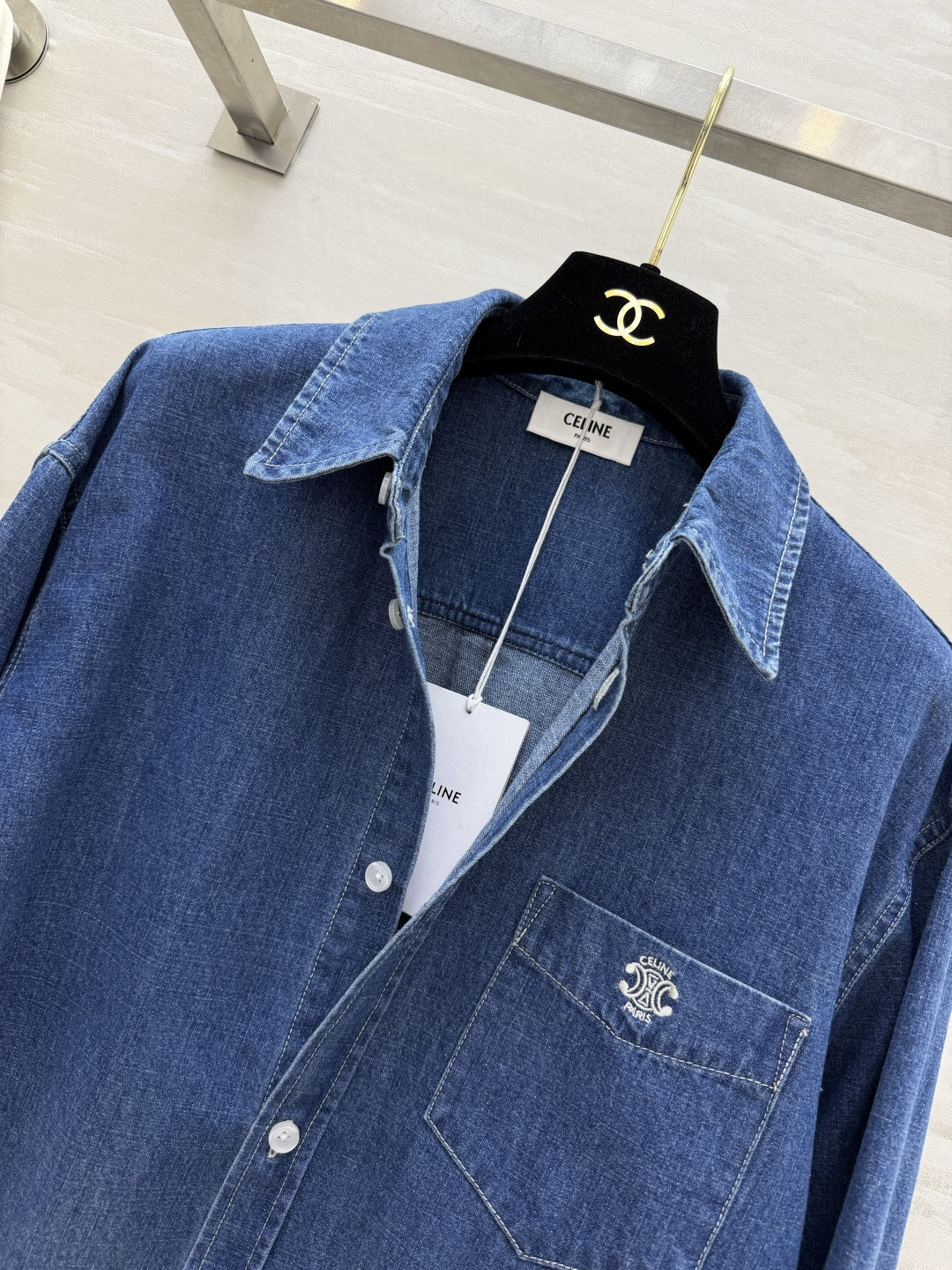 经典Celin♡牛仔衬衫🤎永远穿不腻的法式松弛感软而有型的水洗牛仔面料胸口精致小刺绣低调显贵短款利落剪裁