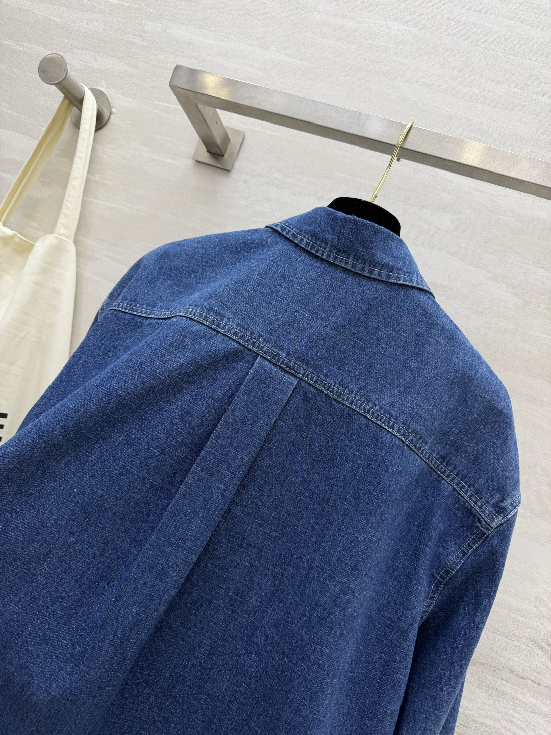 经典Celin♡牛仔衬衫🤎永远穿不腻的法式松弛感软而有型的水洗牛仔面料胸口精致小刺绣低调显贵短款利落剪裁