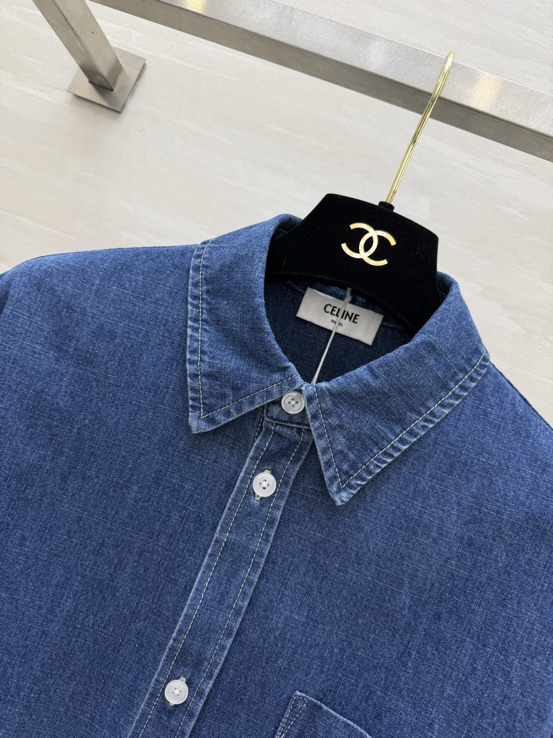 经典Celin♡牛仔衬衫🤎永远穿不腻的法式松弛感软而有型的水洗牛仔面料胸口精致小刺绣低调显贵短款利落剪裁