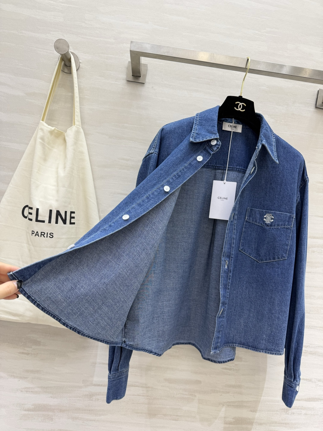 经典Celin♡牛仔衬衫🤎永远穿不腻的法式松弛感软而有型的水洗牛仔面料胸口精致小刺绣低调显贵短款利落剪裁