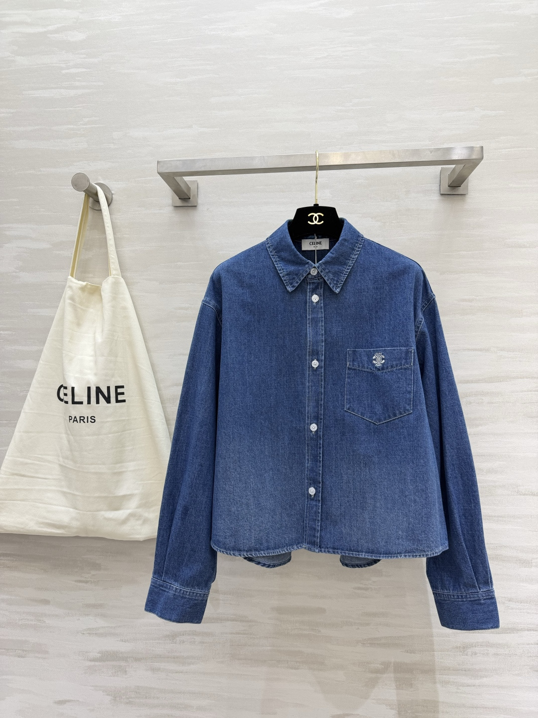 经典Celin♡牛仔衬衫🤎永远穿不腻的法式松弛感软而有型的水洗牛仔面料胸口精致小刺绣低调显贵短款利落剪裁