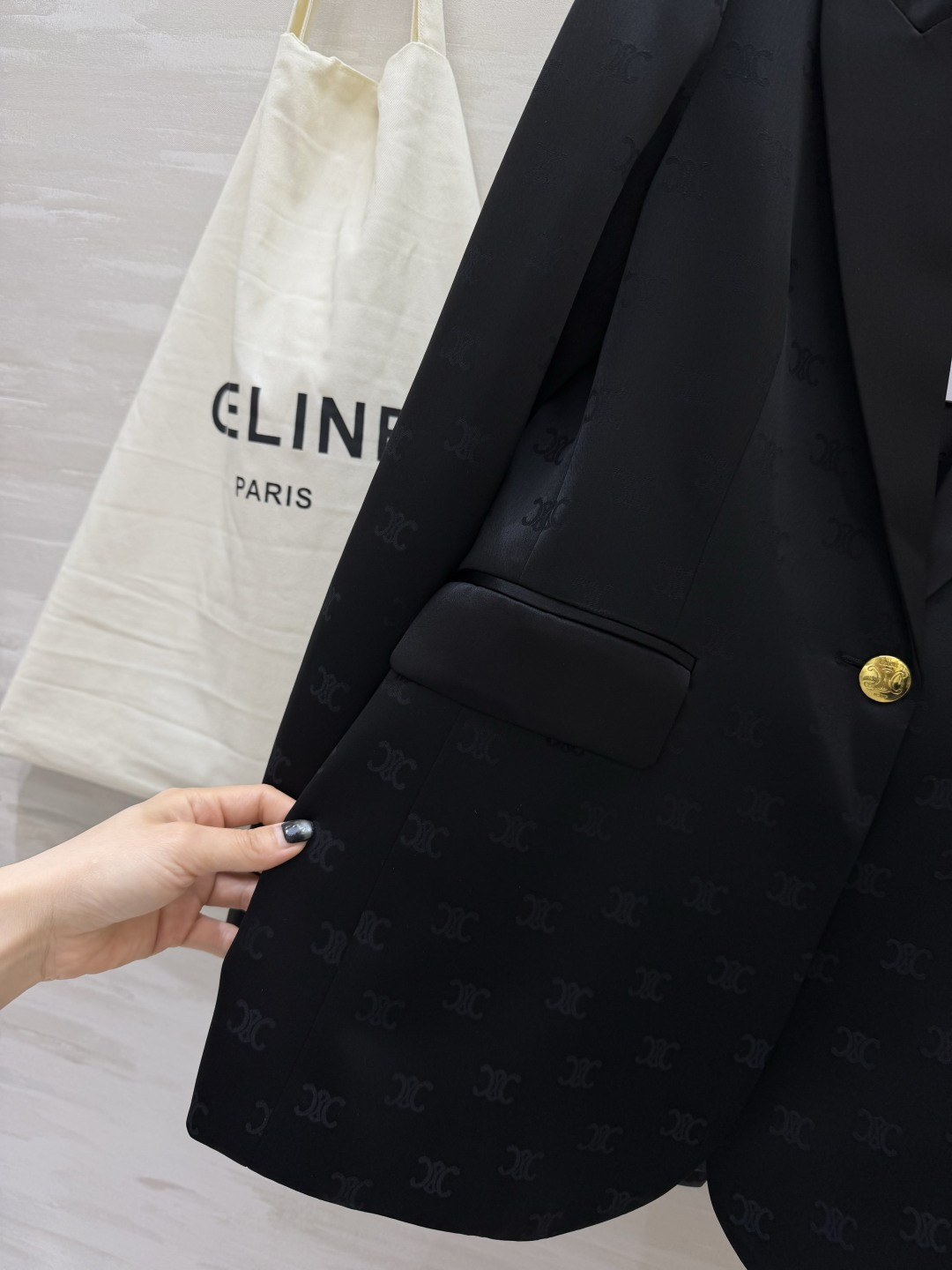 #Celin♡²⁶醋酸真丝暗纹西装 自带贵气氛围感 甄选醋酸真丝面料 手感丝滑软糯 自带柔光高级缎面光泽