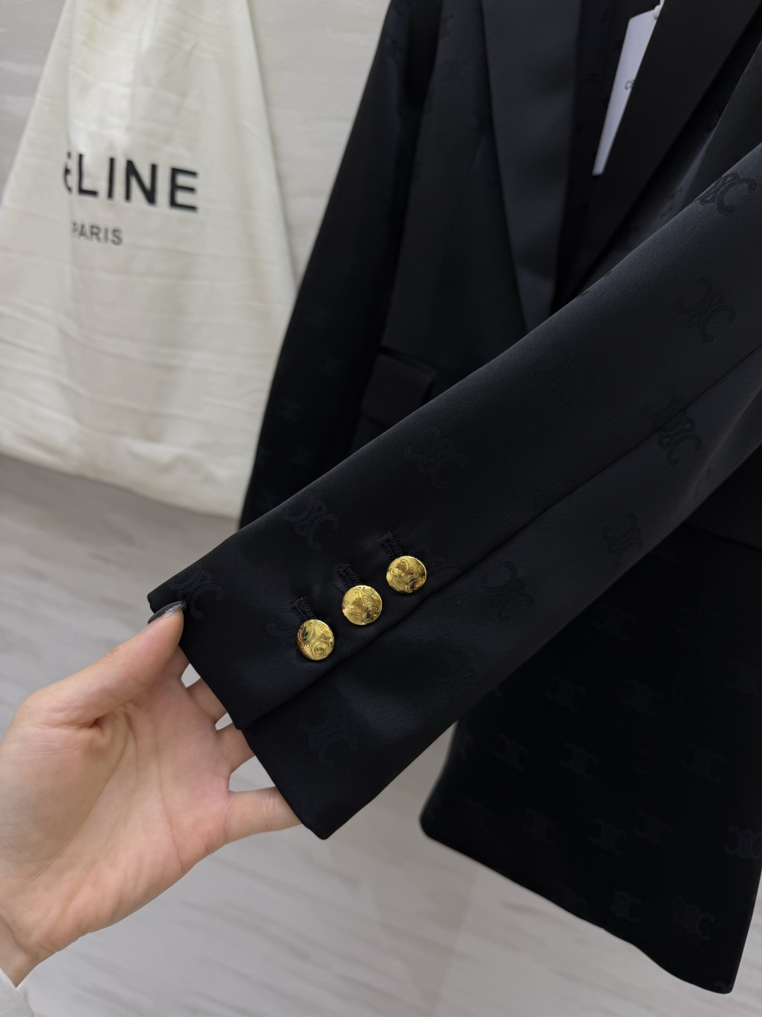 #Celin♡²⁶醋酸真丝暗纹西装 自带贵气氛围感 甄选醋酸真丝面料 手感丝滑软糯 自带柔光高级缎面光泽