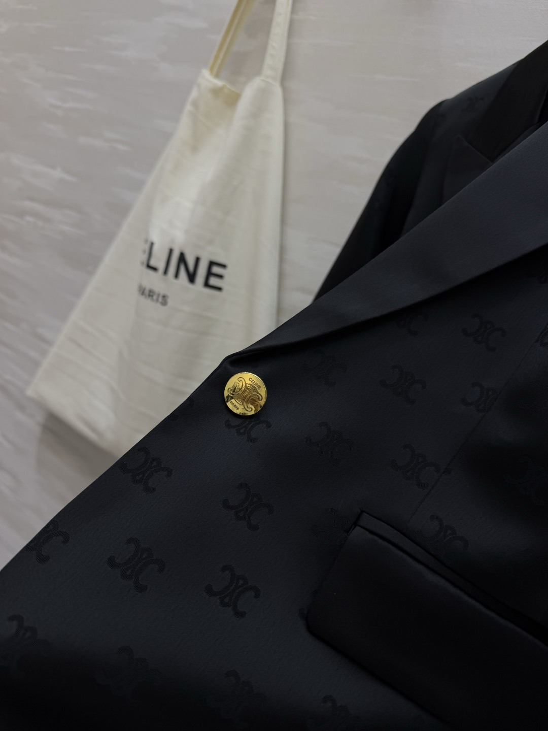 #Celin♡²⁶醋酸真丝暗纹西装 自带贵气氛围感 甄选醋酸真丝面料 手感丝滑软糯 自带柔光高级缎面光泽