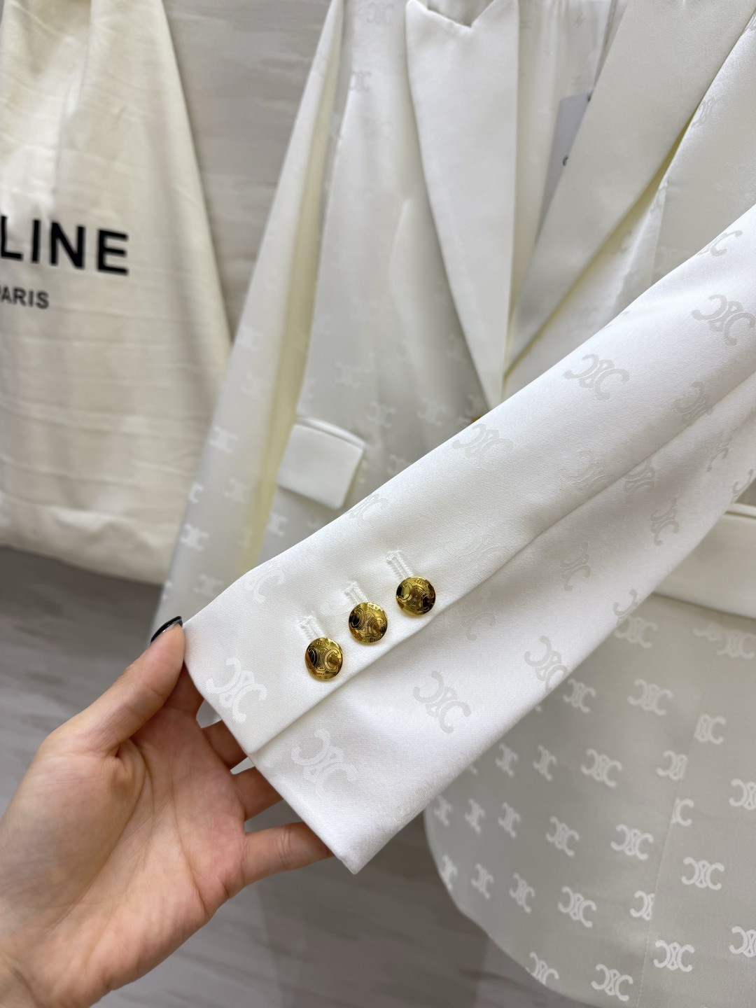 #Celin♡²⁶醋酸真丝暗纹西装 自带贵气氛围感 甄选醋酸真丝面料 手感丝滑软糯 自带柔光高级缎面光泽