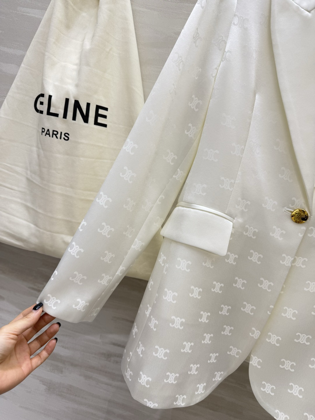 #Celin♡²⁶醋酸真丝暗纹西装 自带贵气氛围感 甄选醋酸真丝面料 手感丝滑软糯 自带柔光高级缎面光泽