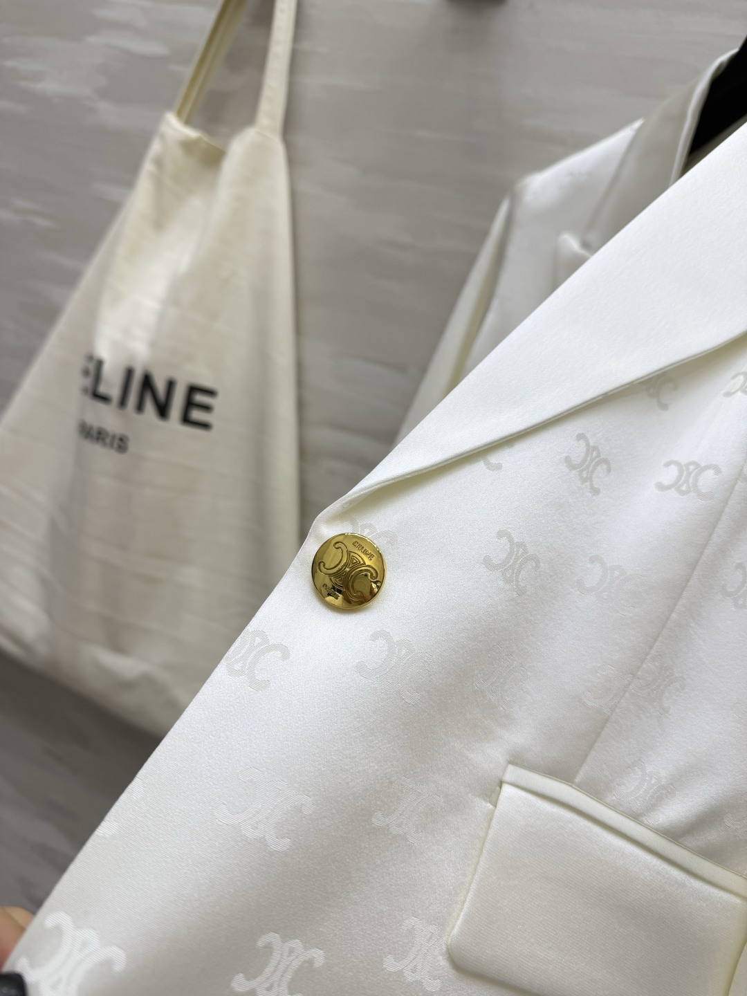 #Celin♡²⁶醋酸真丝暗纹西装 自带贵气氛围感 甄选醋酸真丝面料 手感丝滑软糯 自带柔光高级缎面光泽