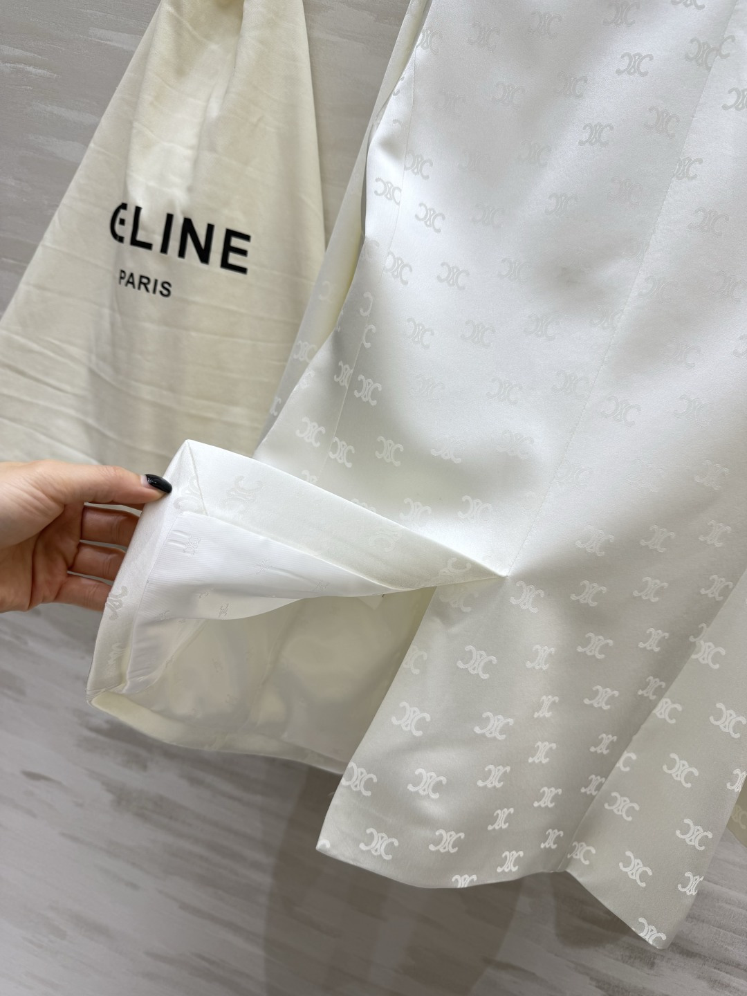 #Celin♡²⁶醋酸真丝暗纹西装 自带贵气氛围感 甄选醋酸真丝面料 手感丝滑软糯 自带柔光高级缎面光泽