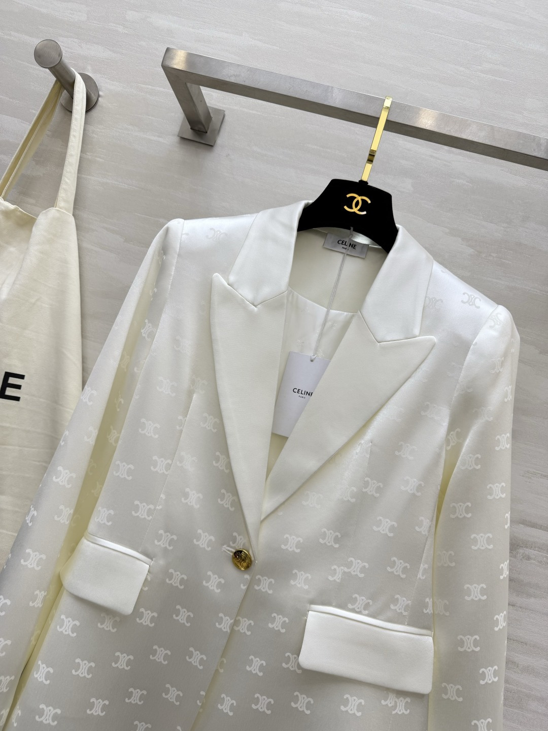 #Celin♡²⁶醋酸真丝暗纹西装 自带贵气氛围感 甄选醋酸真丝面料 手感丝滑软糯 自带柔光高级缎面光泽
