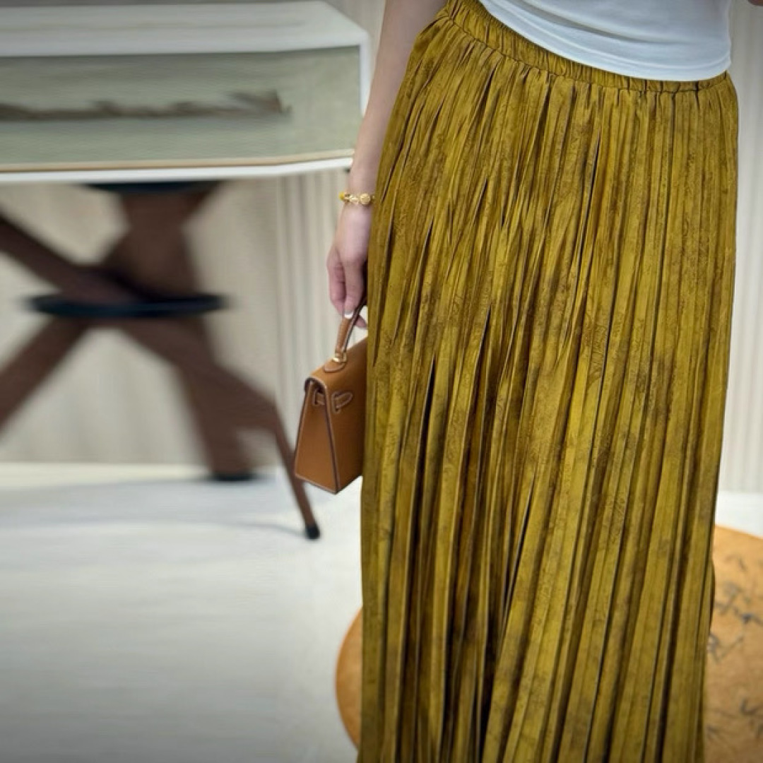 #ysl²⁶醋酸提花缎百褶半裙 丝滑暗纹肌理 垂坠满分大百褶 走动间自带灵动飘逸的氛围感 松紧腰头 不挑