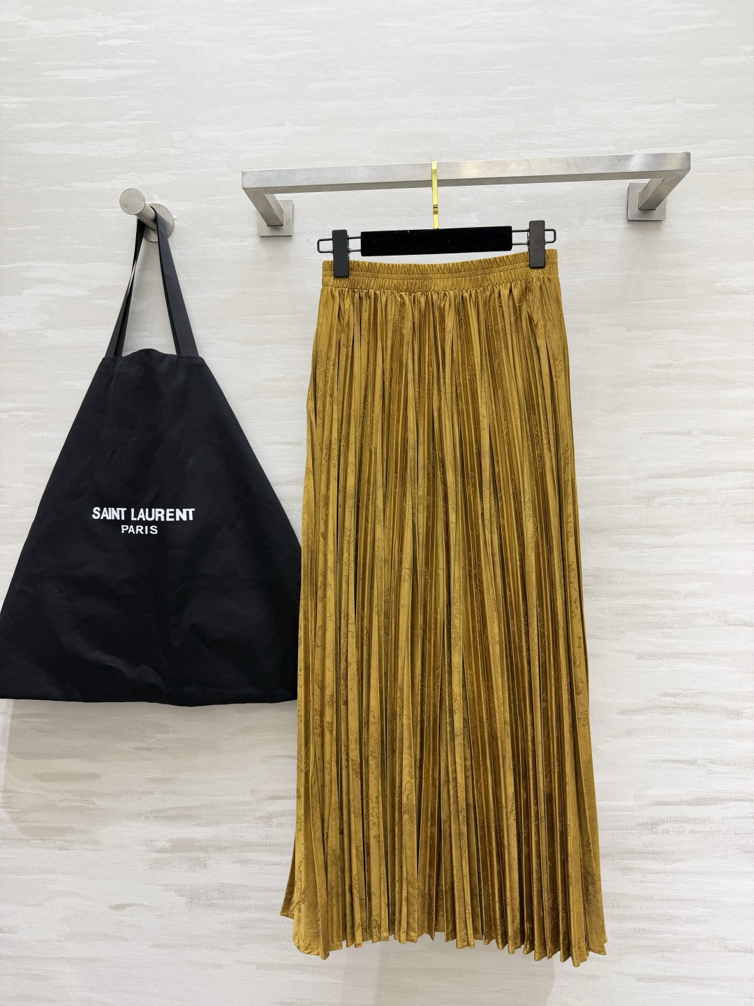 #ysl²⁶醋酸提花缎百褶半裙 丝滑暗纹肌理 垂坠满分大百褶 走动间自带灵动飘逸的氛围感 松紧腰头 不挑