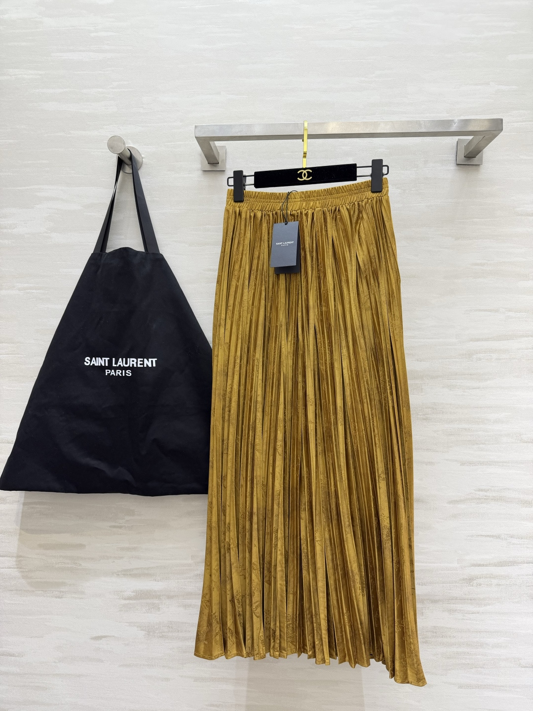 #ysl²⁶醋酸提花缎百褶半裙 丝滑暗纹肌理 垂坠满分大百褶 走动间自带灵动飘逸的氛围感 松紧腰头 不挑