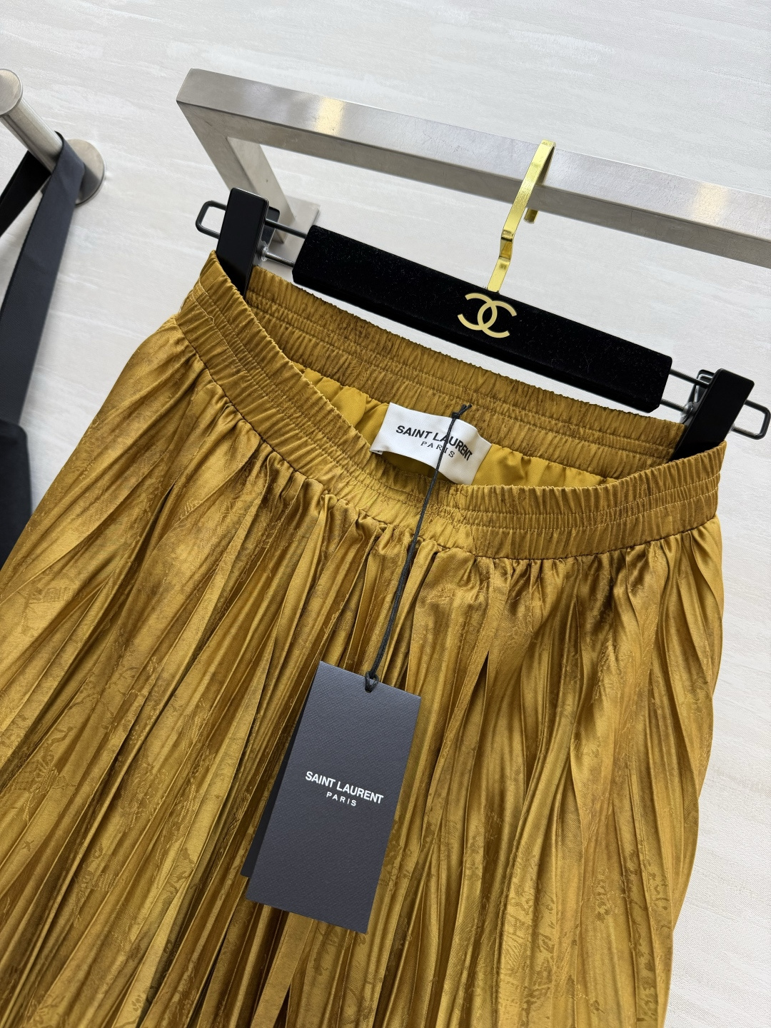 #ysl²⁶醋酸提花缎百褶半裙 丝滑暗纹肌理 垂坠满分大百褶 走动间自带灵动飘逸的氛围感 松紧腰头 不挑