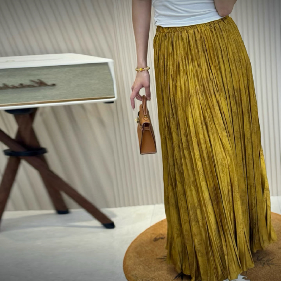 #ysl²⁶醋酸提花缎百褶半裙 丝滑暗纹肌理 垂坠满分大百褶 走动间自带灵动飘逸的氛围感 松紧腰头 不挑