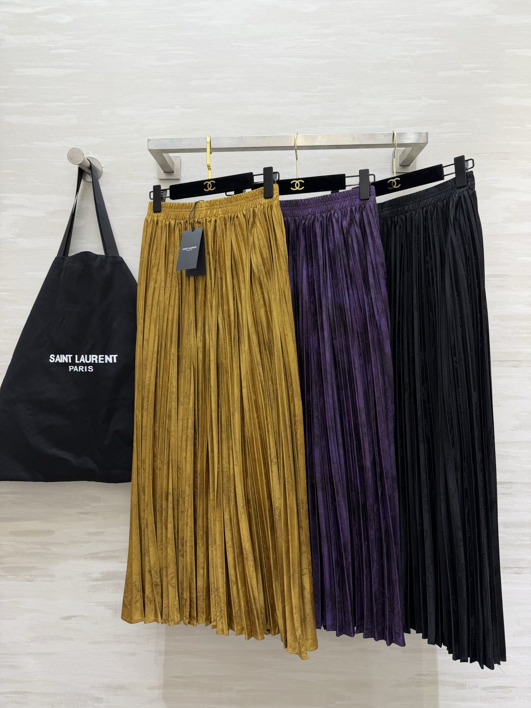 #ysl²⁶醋酸提花缎百褶半裙 丝滑暗纹肌理 垂坠满分大百褶 走动间自带灵动飘逸的氛围感 松紧腰头 不挑