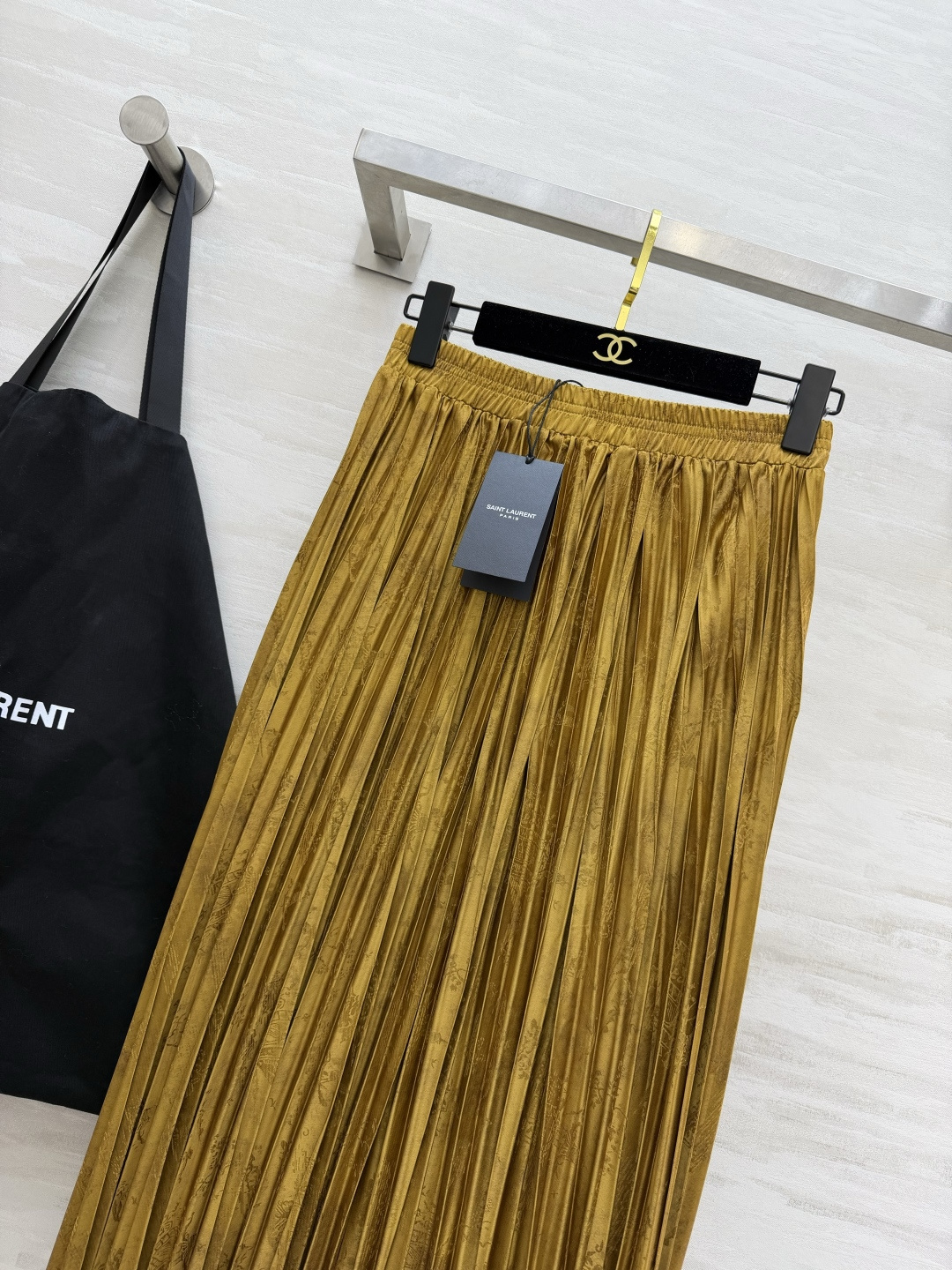 #ysl²⁶醋酸提花缎百褶半裙 丝滑暗纹肌理 垂坠满分大百褶 走动间自带灵动飘逸的氛围感 松紧腰头 不挑