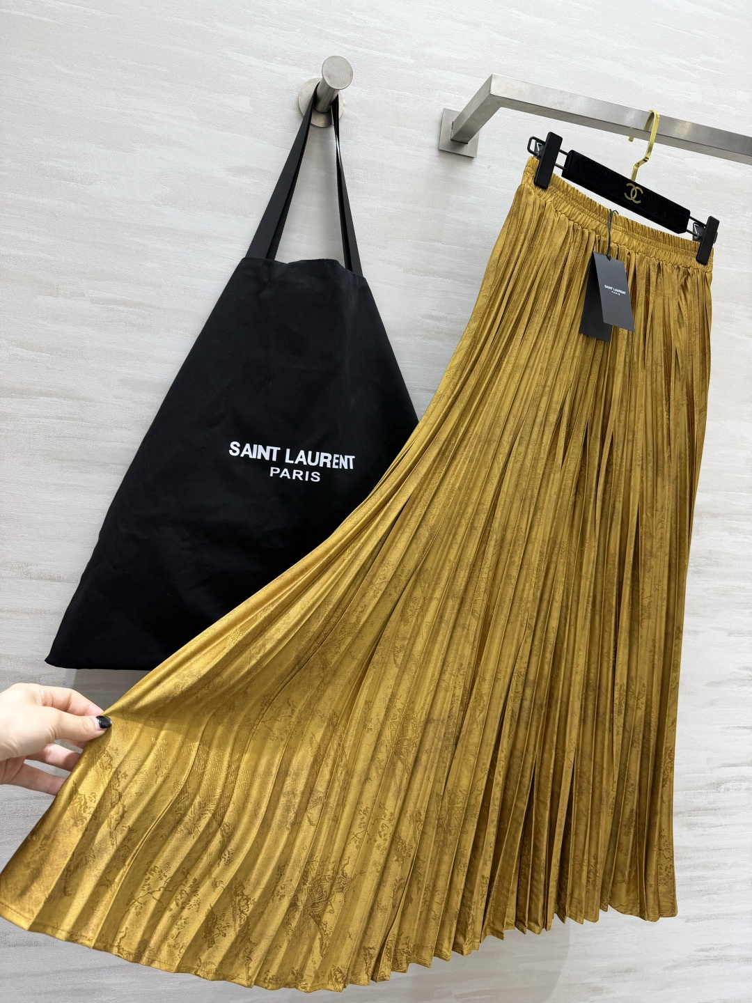 #ysl²⁶醋酸提花缎百褶半裙 丝滑暗纹肌理 垂坠满分大百褶 走动间自带灵动飘逸的氛围感 松紧腰头 不挑