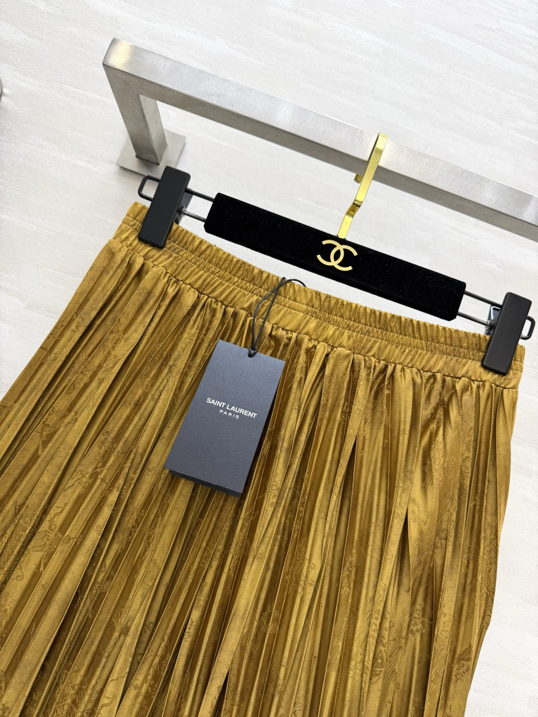 #ysl²⁶醋酸提花缎百褶半裙 丝滑暗纹肌理 垂坠满分大百褶 走动间自带灵动飘逸的氛围感 松紧腰头 不挑