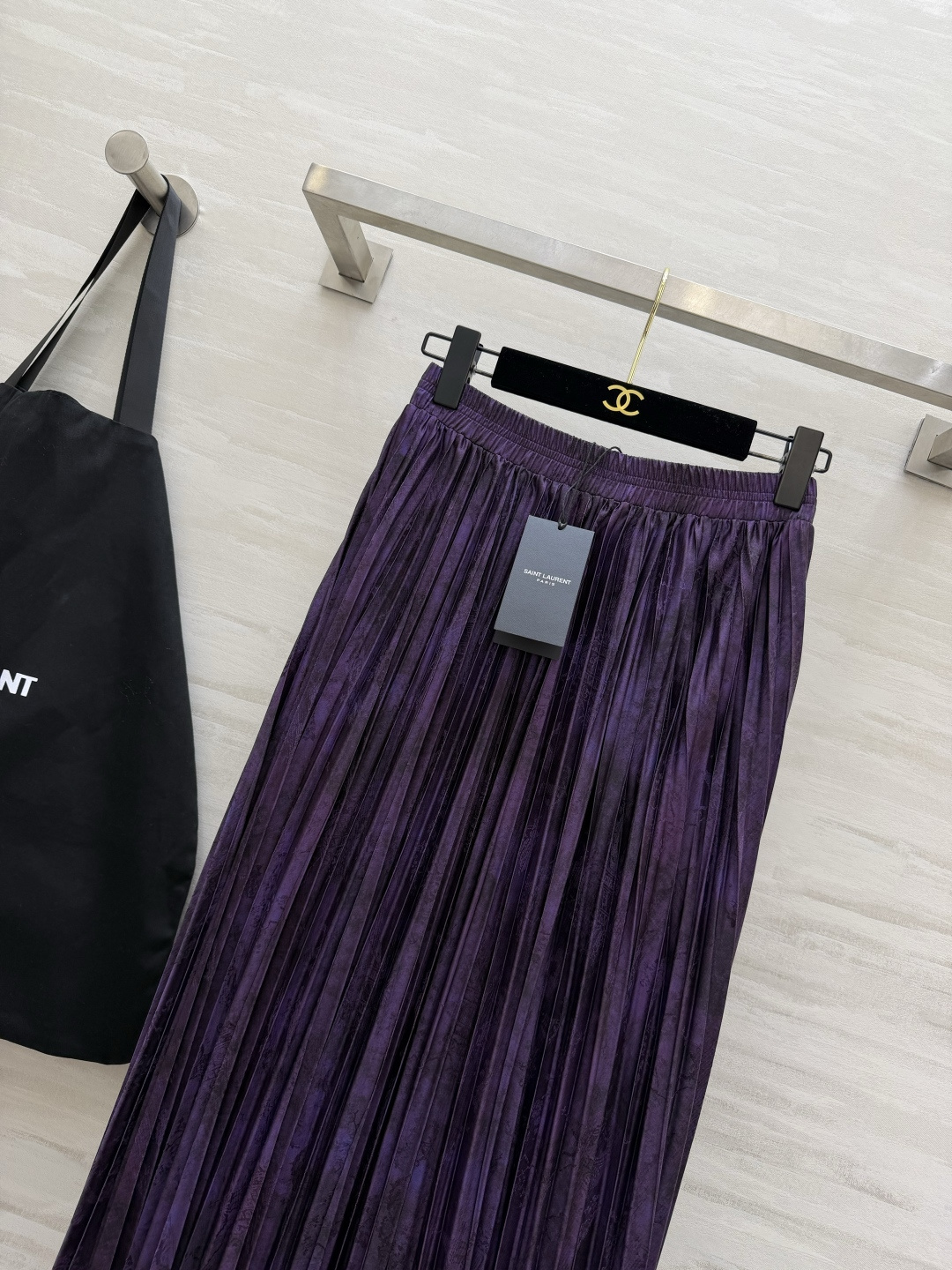 #ysl²⁶醋酸提花缎百褶半裙 丝滑暗纹肌理 垂坠满分大百褶 走动间自带灵动飘逸的氛围感 松紧腰头 不挑