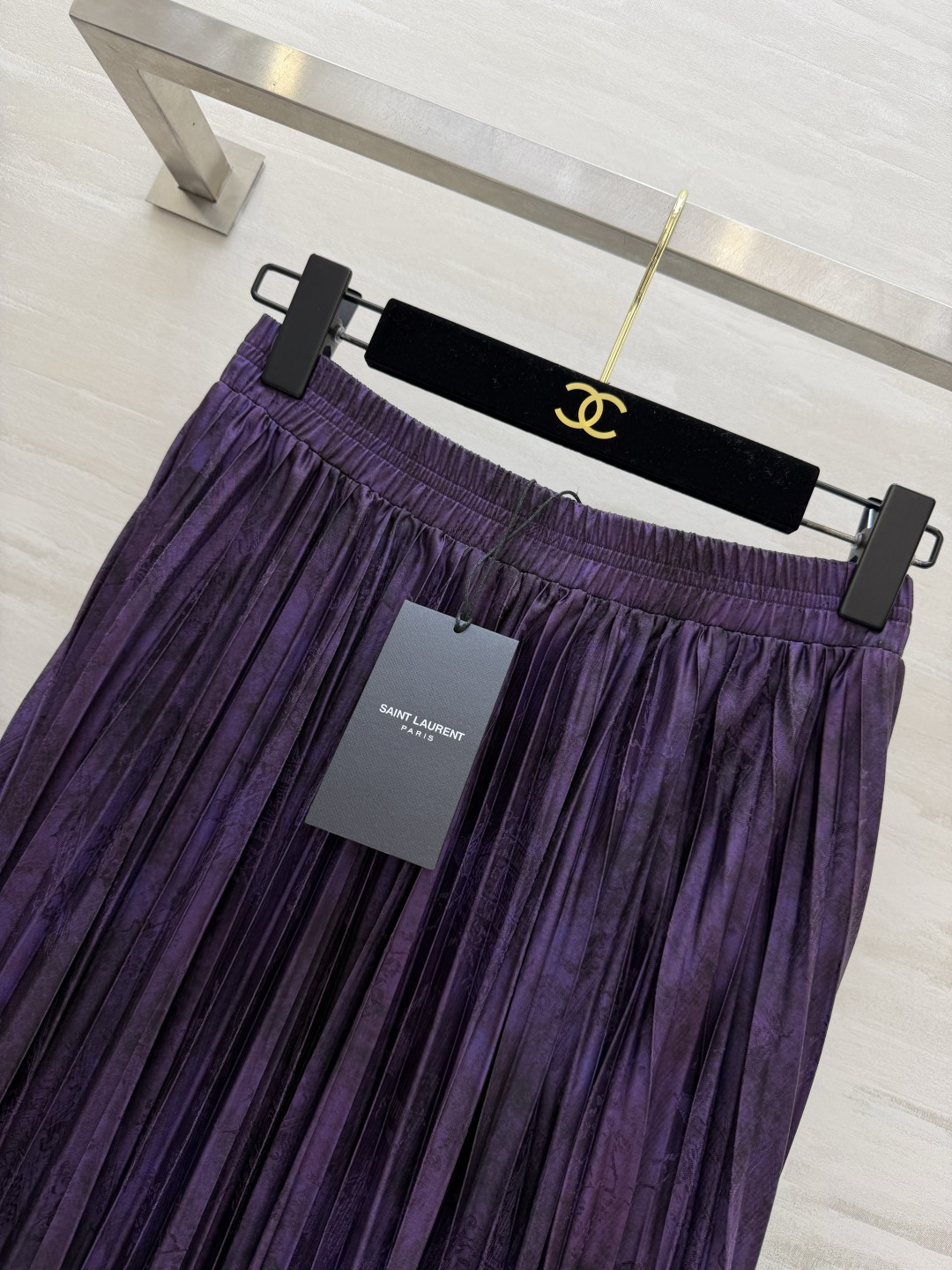 #ysl²⁶醋酸提花缎百褶半裙 丝滑暗纹肌理 垂坠满分大百褶 走动间自带灵动飘逸的氛围感 松紧腰头 不挑