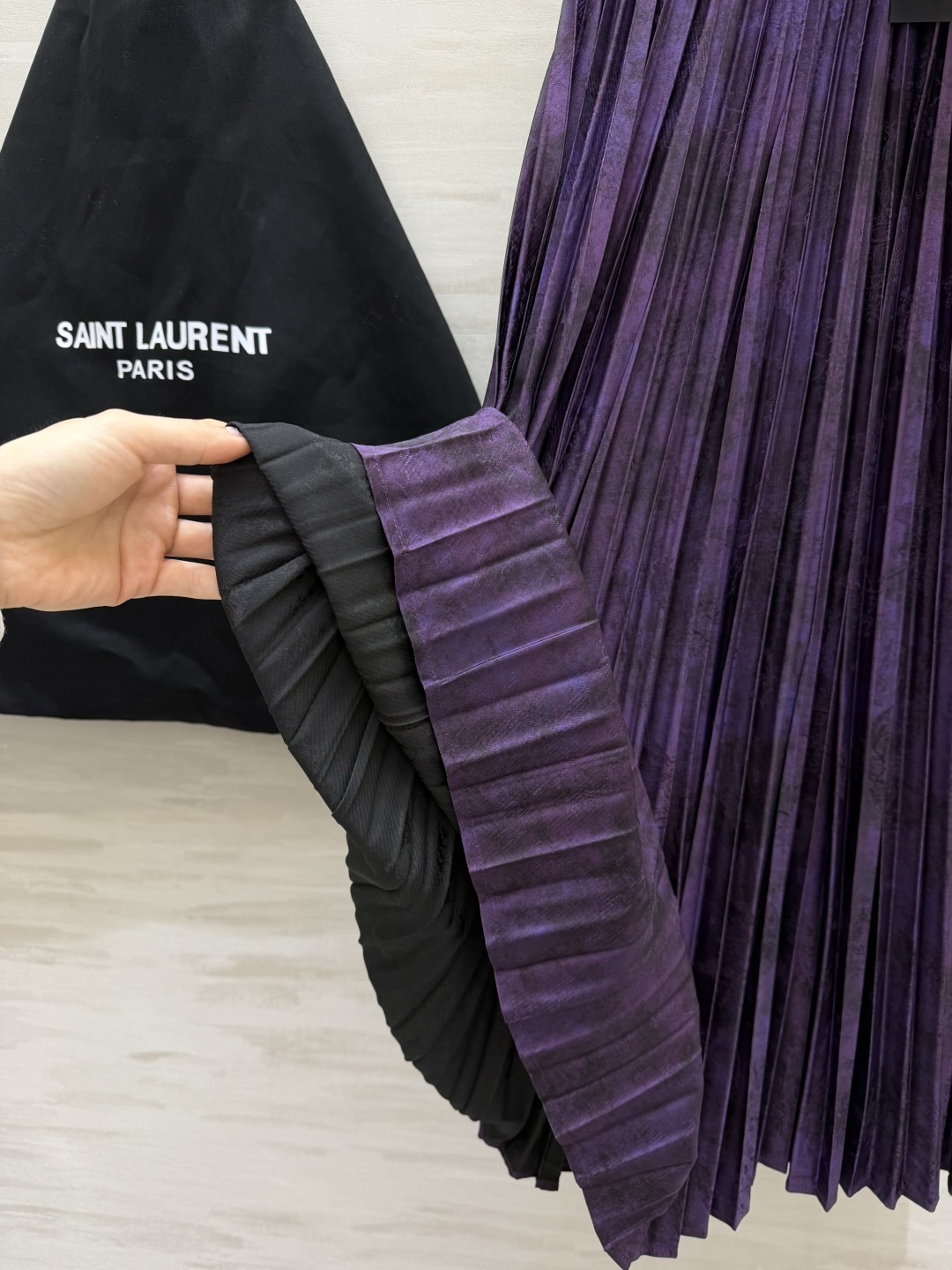 #ysl²⁶醋酸提花缎百褶半裙 丝滑暗纹肌理 垂坠满分大百褶 走动间自带灵动飘逸的氛围感 松紧腰头 不挑