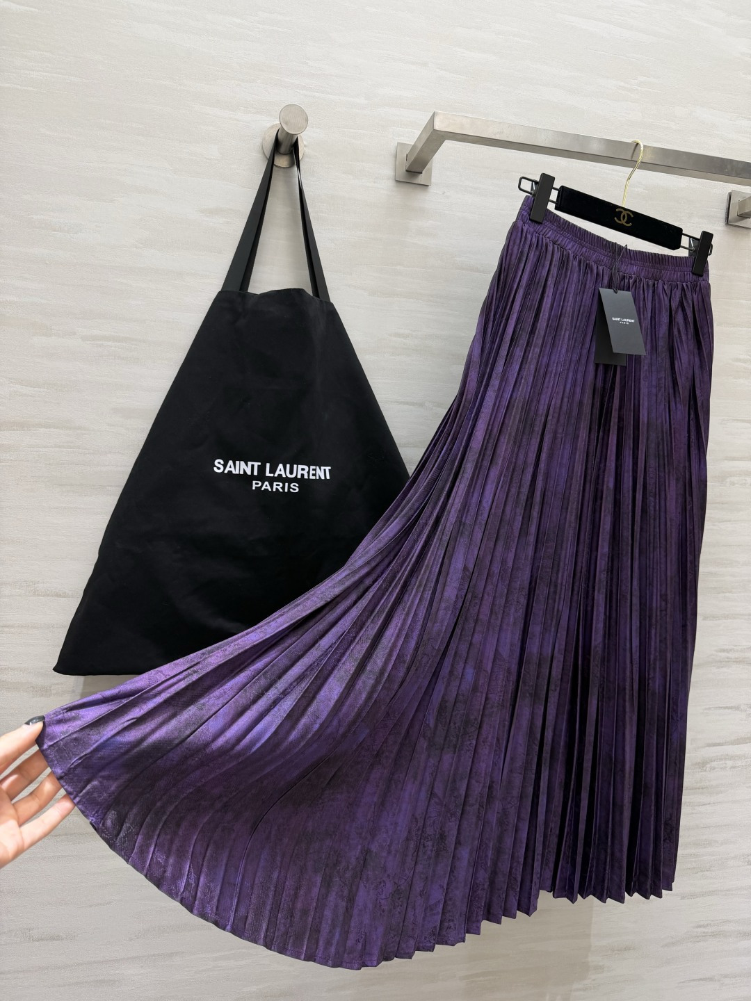 #ysl²⁶醋酸提花缎百褶半裙 丝滑暗纹肌理 垂坠满分大百褶 走动间自带灵动飘逸的氛围感 松紧腰头 不挑