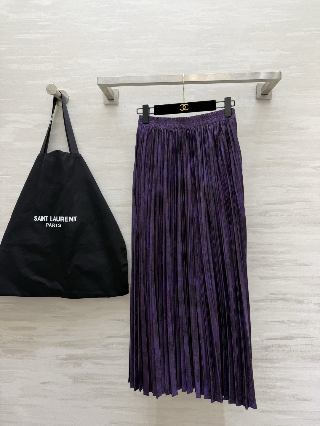 #ysl²⁶醋酸提花缎百褶半裙 丝滑暗纹肌理 垂坠满分大百褶 走动间自带灵动飘逸的氛围感 松紧腰头 不挑