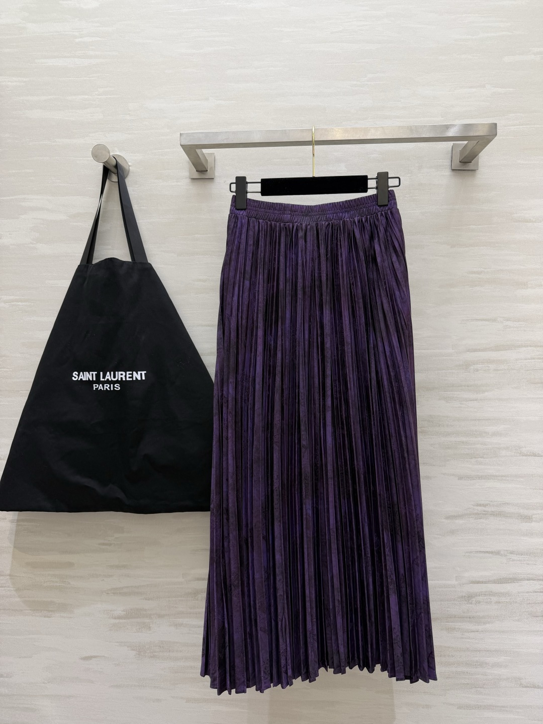 #ysl²⁶醋酸提花缎百褶半裙 丝滑暗纹肌理 垂坠满分大百褶 走动间自带灵动飘逸的氛围感 松紧腰头 不挑