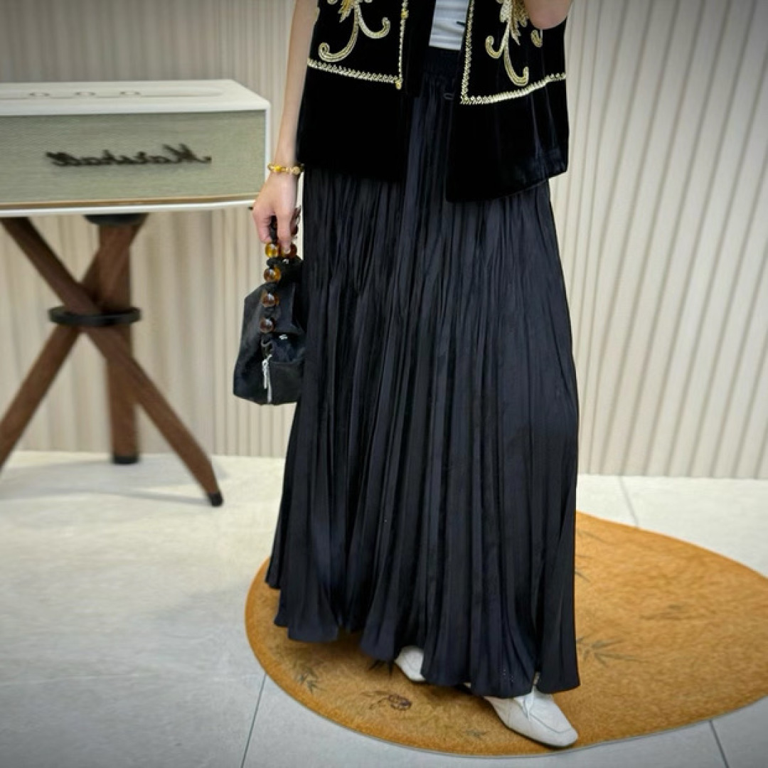 #ysl²⁶醋酸提花缎百褶半裙 丝滑暗纹肌理 垂坠满分大百褶 走动间自带灵动飘逸的氛围感 松紧腰头 不挑