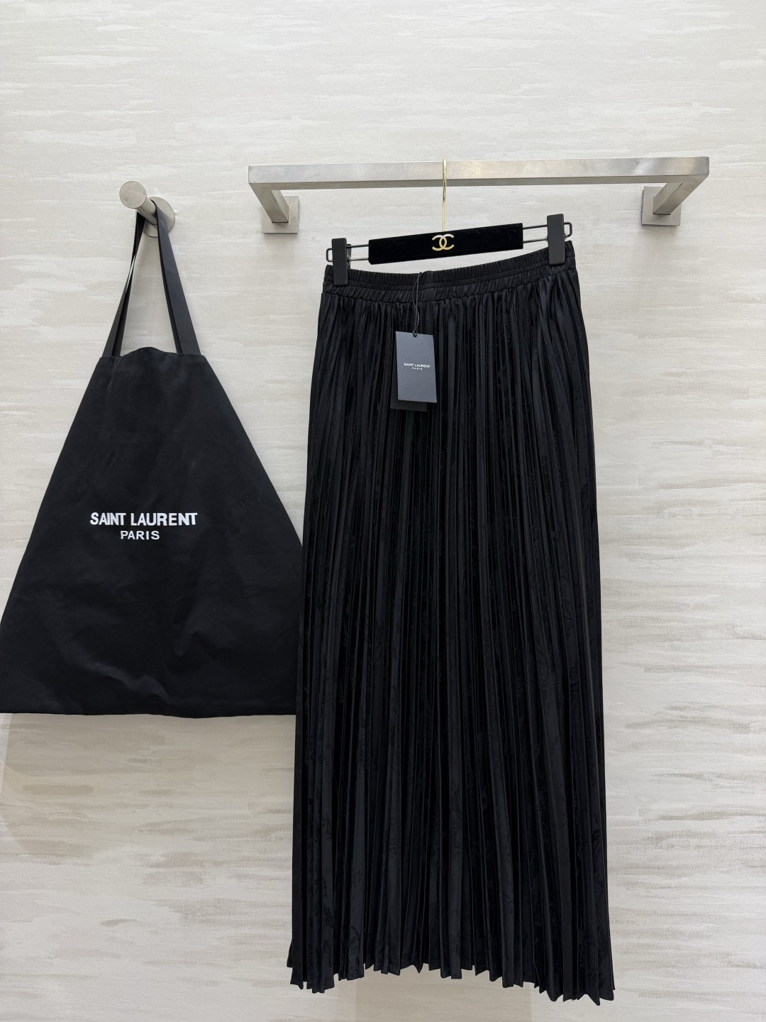 #ysl²⁶醋酸提花缎百褶半裙 丝滑暗纹肌理 垂坠满分大百褶 走动间自带灵动飘逸的氛围感 松紧腰头 不挑