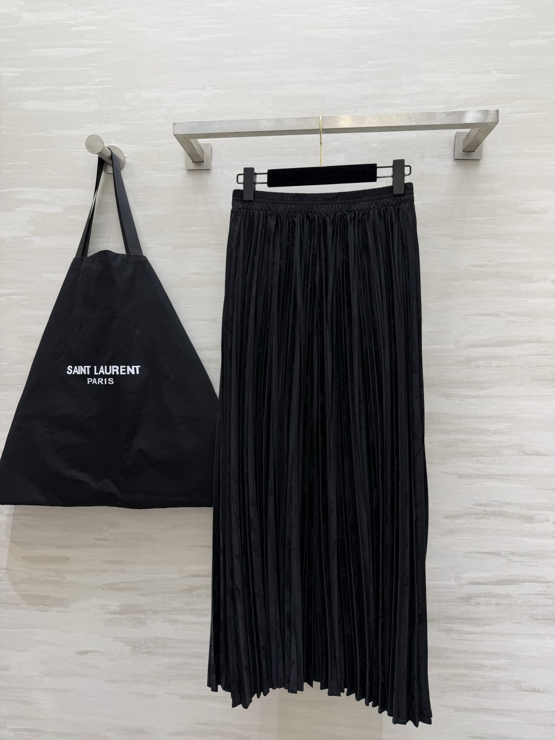 #ysl²⁶醋酸提花缎百褶半裙 丝滑暗纹肌理 垂坠满分大百褶 走动间自带灵动飘逸的氛围感 松紧腰头 不挑