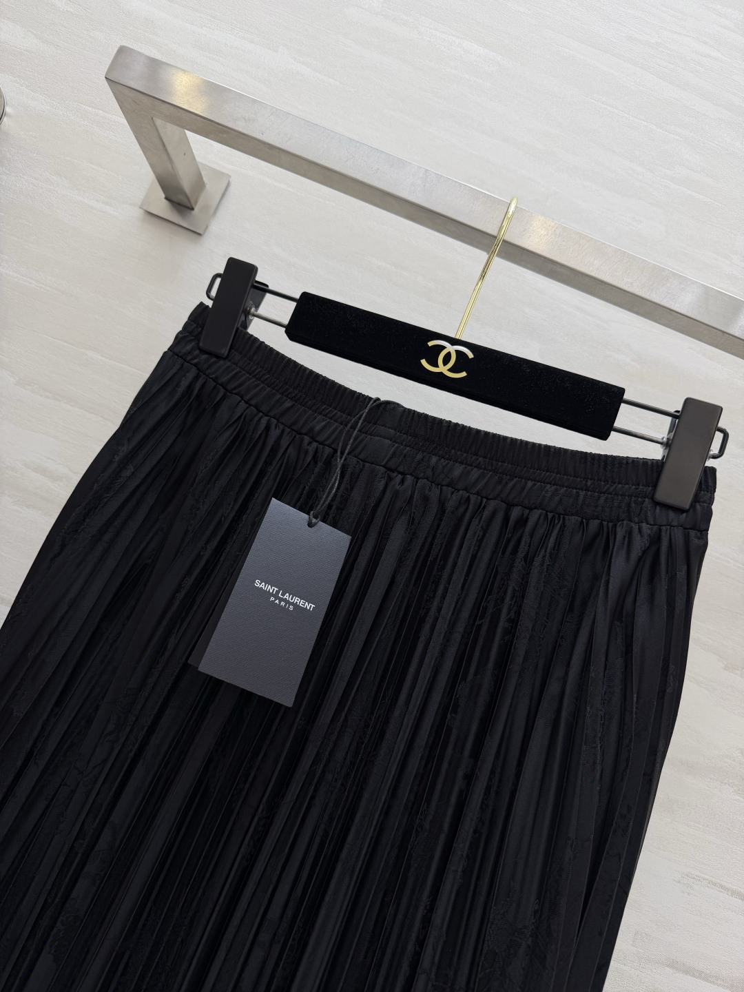 #ysl²⁶醋酸提花缎百褶半裙 丝滑暗纹肌理 垂坠满分大百褶 走动间自带灵动飘逸的氛围感 松紧腰头 不挑