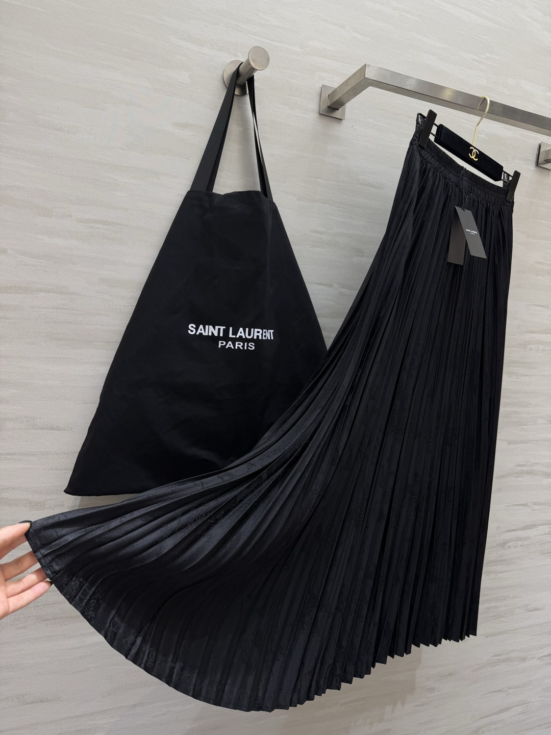 #ysl²⁶醋酸提花缎百褶半裙 丝滑暗纹肌理 垂坠满分大百褶 走动间自带灵动飘逸的氛围感 松紧腰头 不挑