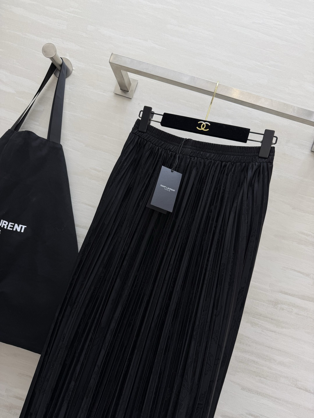 #ysl²⁶醋酸提花缎百褶半裙 丝滑暗纹肌理 垂坠满分大百褶 走动间自带灵动飘逸的氛围感 松紧腰头 不挑