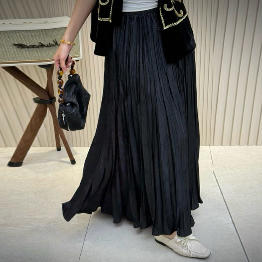 #ysl²⁶醋酸提花缎百褶半裙 丝滑暗纹肌理 垂坠满分大百褶 走动间自带灵动飘逸的氛围感 松紧腰头 不挑