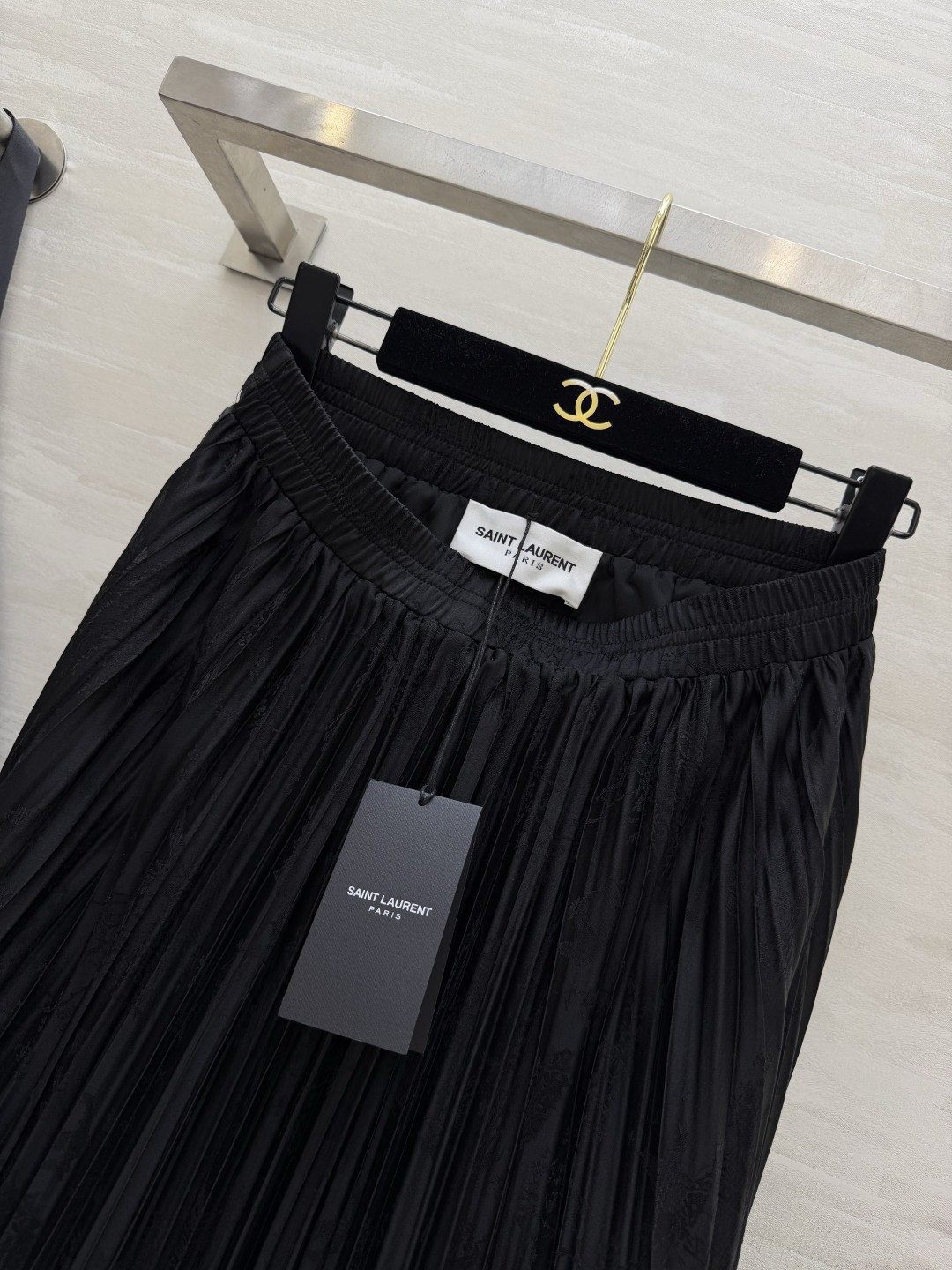 #ysl²⁶醋酸提花缎百褶半裙 丝滑暗纹肌理 垂坠满分大百褶 走动间自带灵动飘逸的氛围感 松紧腰头 不挑