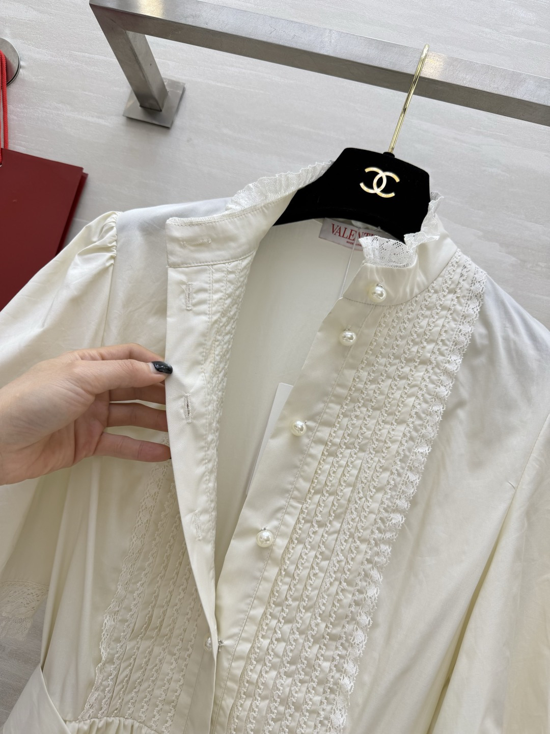 #Valentin♡²⁶ss温柔法式氛围感 白月光连衣裙🤍 复古立领 精致蕾丝打揽工艺 珍珠排扣点缀细节