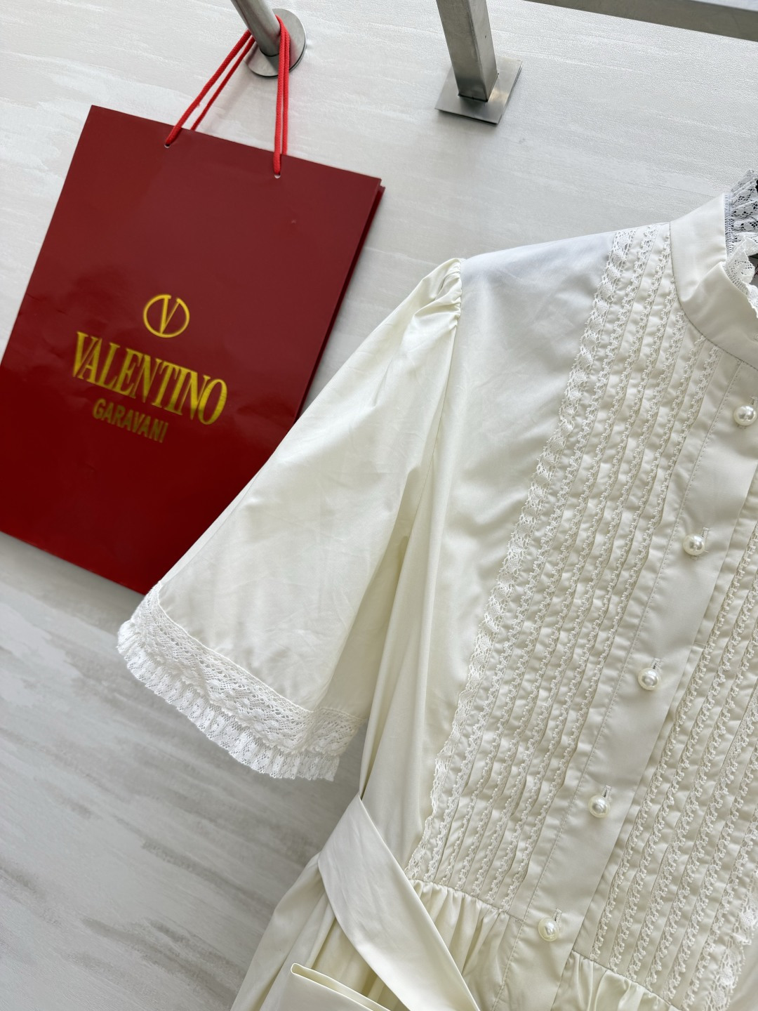 #Valentin♡²⁶ss温柔法式氛围感 白月光连衣裙🤍 复古立领 精致蕾丝打揽工艺 珍珠排扣点缀细节