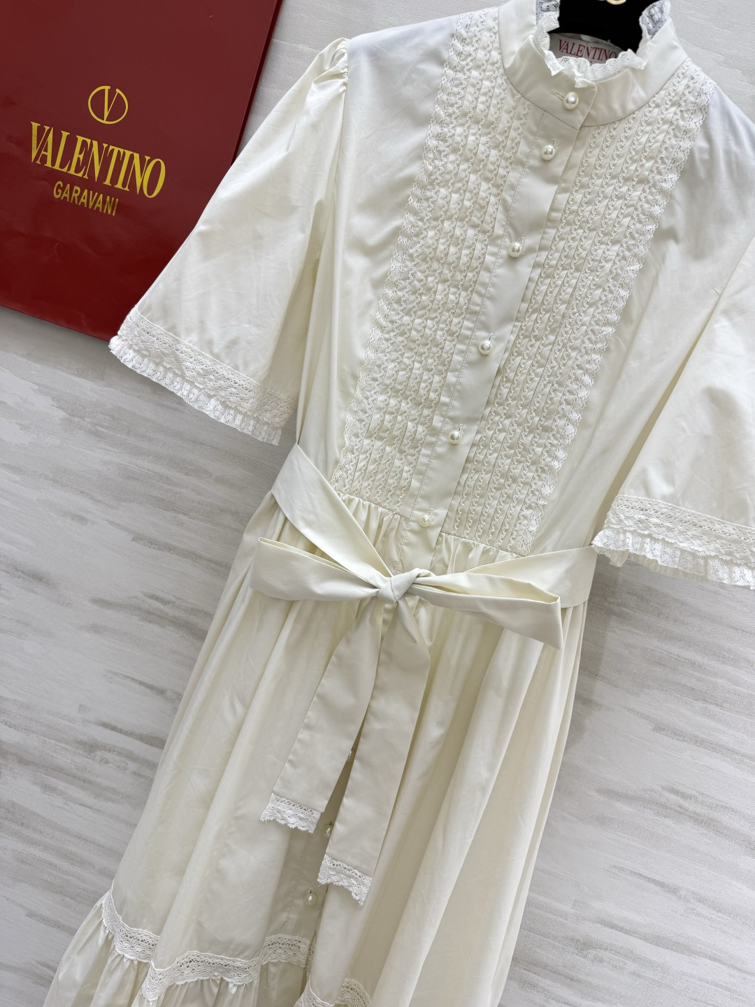 #Valentin♡²⁶ss温柔法式氛围感 白月光连衣裙🤍 复古立领 精致蕾丝打揽工艺 珍珠排扣点缀细节